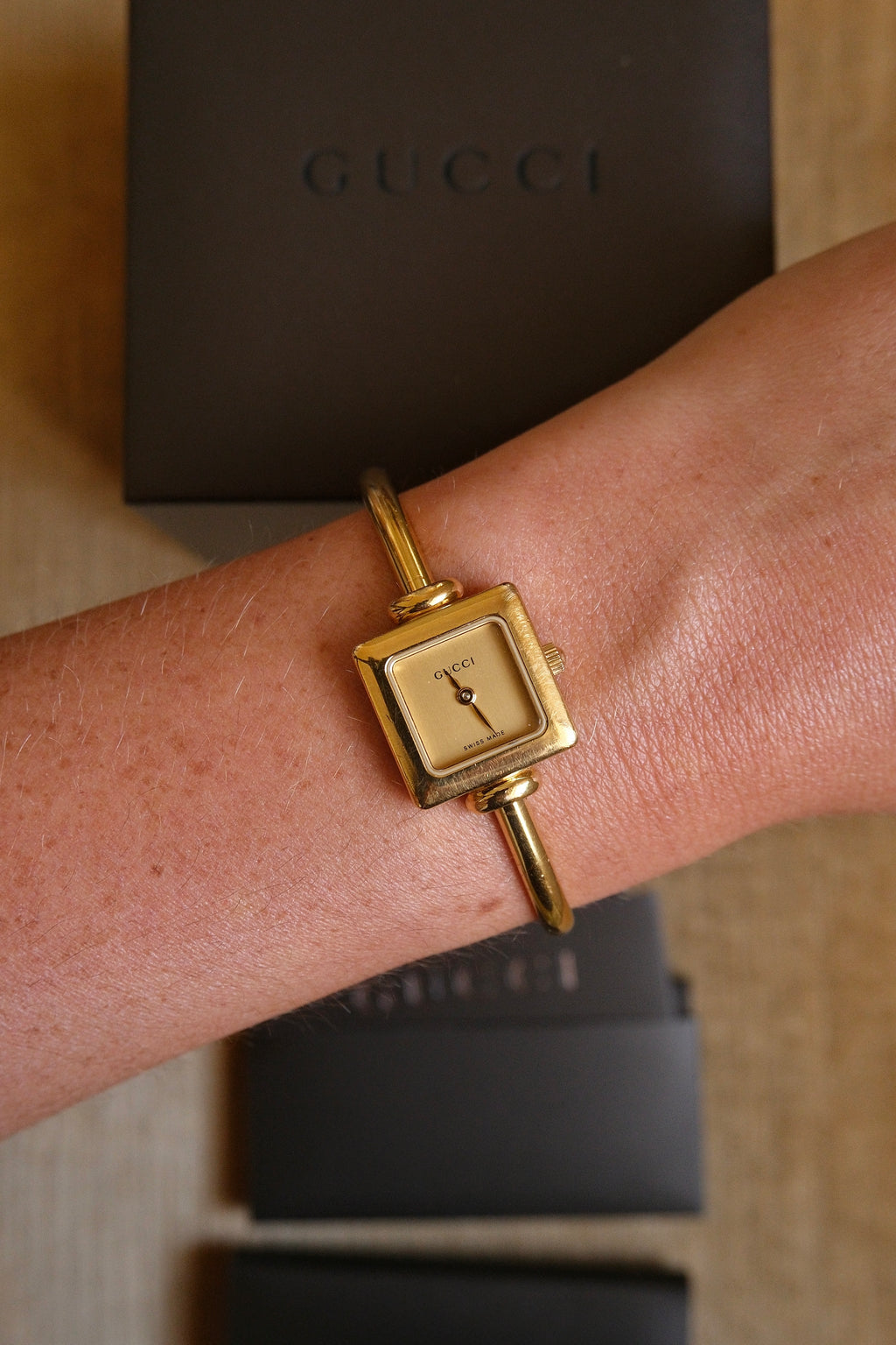 FULL SET Vintage 1900L Gold Gucci Ladies Watch with Champagne Dial in Box Working