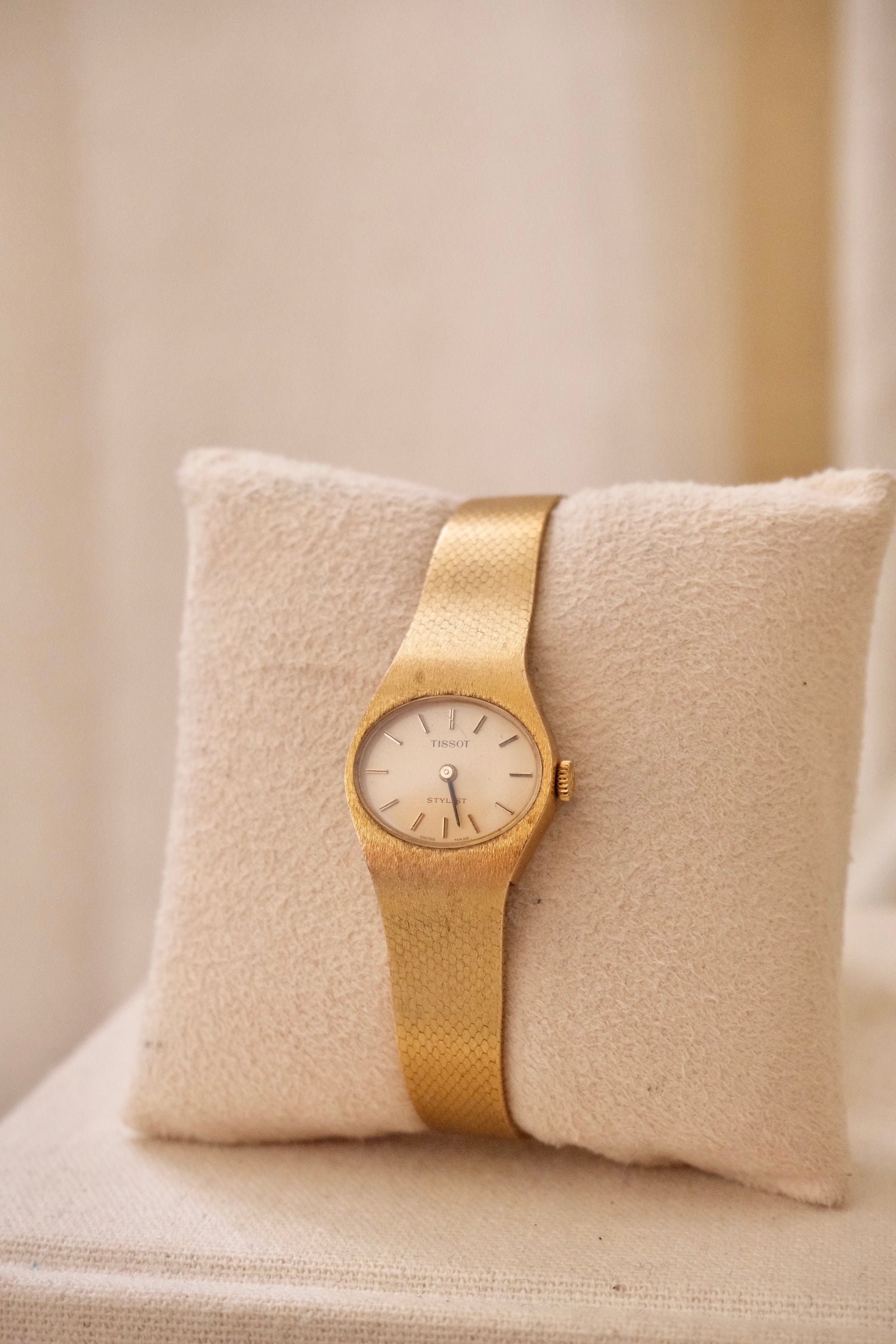 1970s Vintage Tissot Stylist Ladies Gold Manual Wind Mechanical Watch - Minimalist Oval Swiss Timepiece