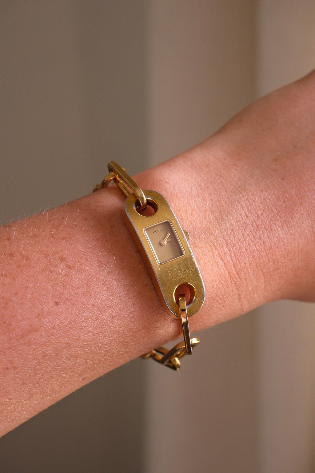 00s Vintage Ladies 6100L Gucci Gold Watch with Chain Link Bracelet in Box Working
