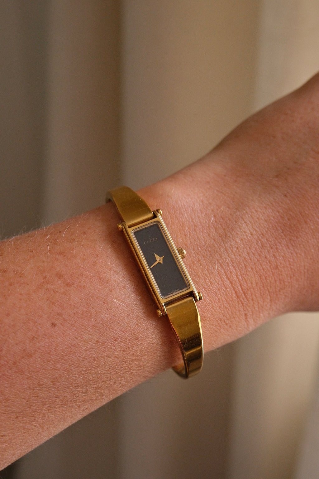 Vintage 90s Ladies Gold 1500L Gucci Horsebit Watch Black Dial in Gucci Box