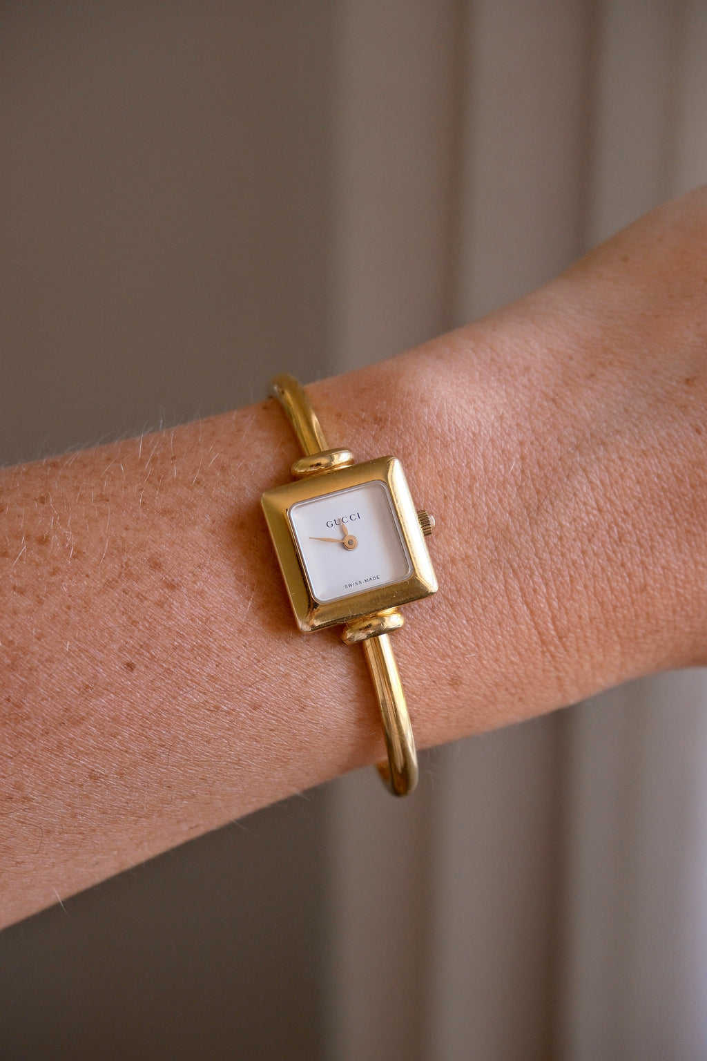 Rare Vintage Ladies 1900L Square Gold Bangle Gucci Watch