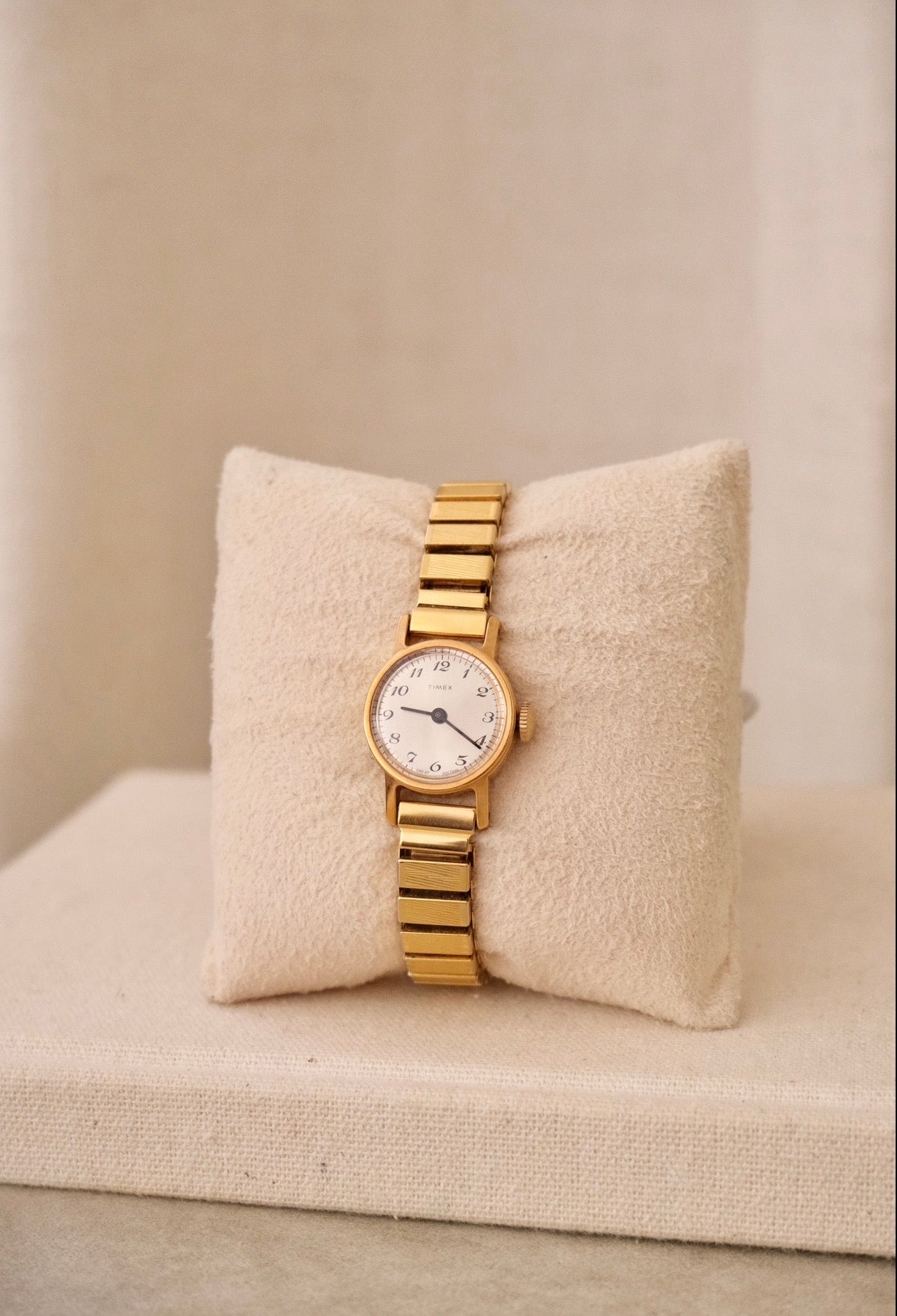 Vintage Timex Mechanical Ladies Gold Watch on a Stretch Watch Band Working