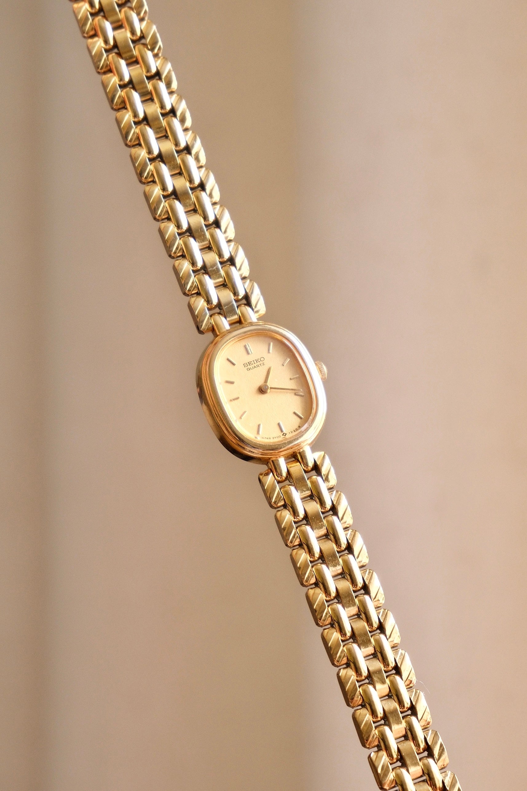 Vintage 1988 Seiko Quartz 2Y00 5D50 Gold Ladies Watch Japan Dress Watch Working