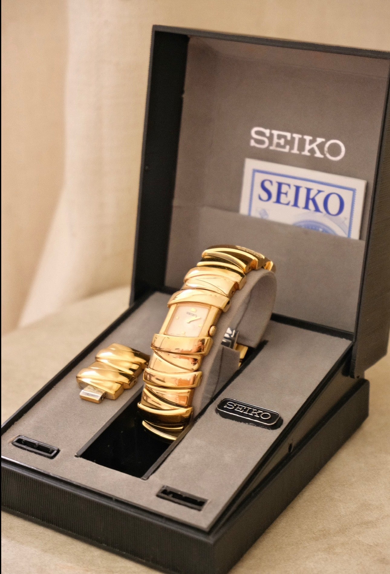 Vintage 90s ladies gold chunky seiko bangle watch working in box