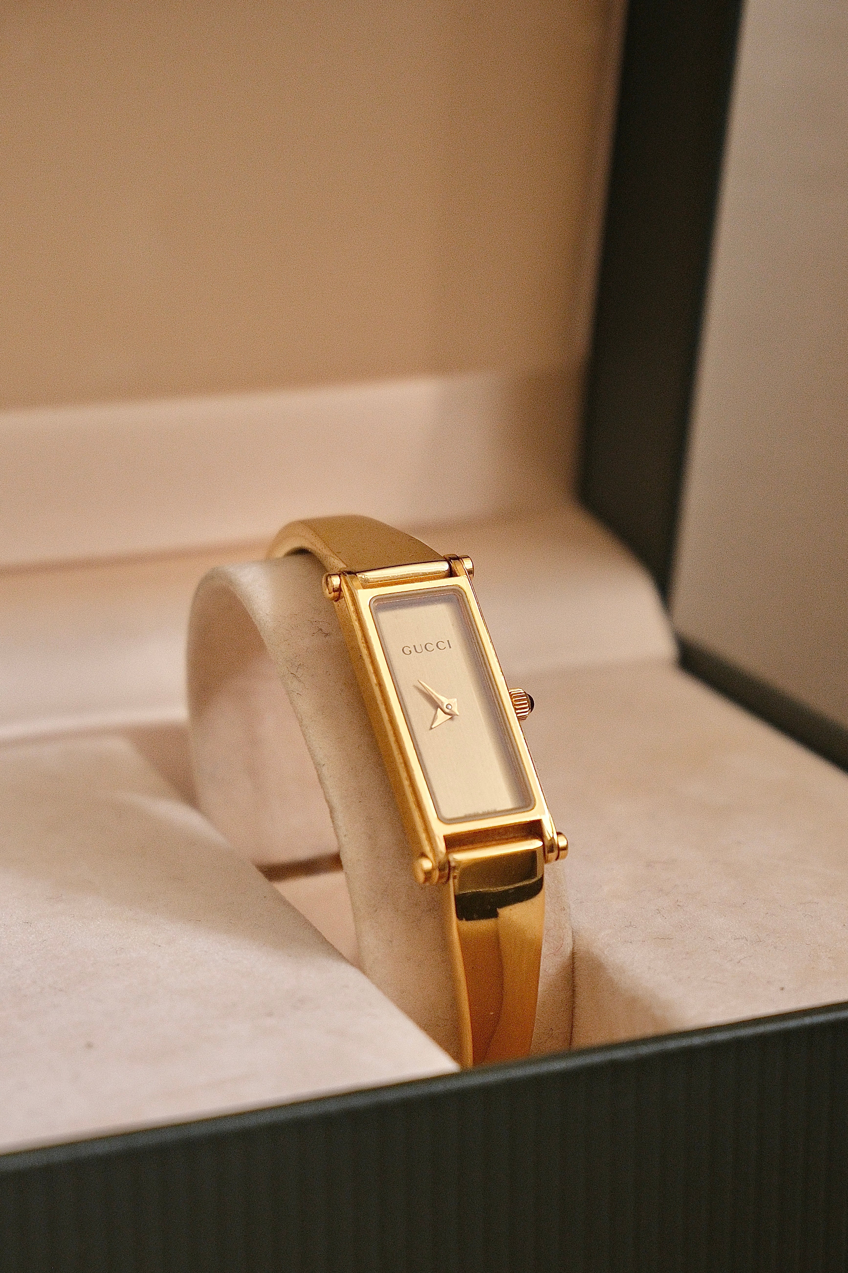 Vintage Gucci 1500L Gold Bangle Watch with Champagne Dial, 90s Quartz Working in Box