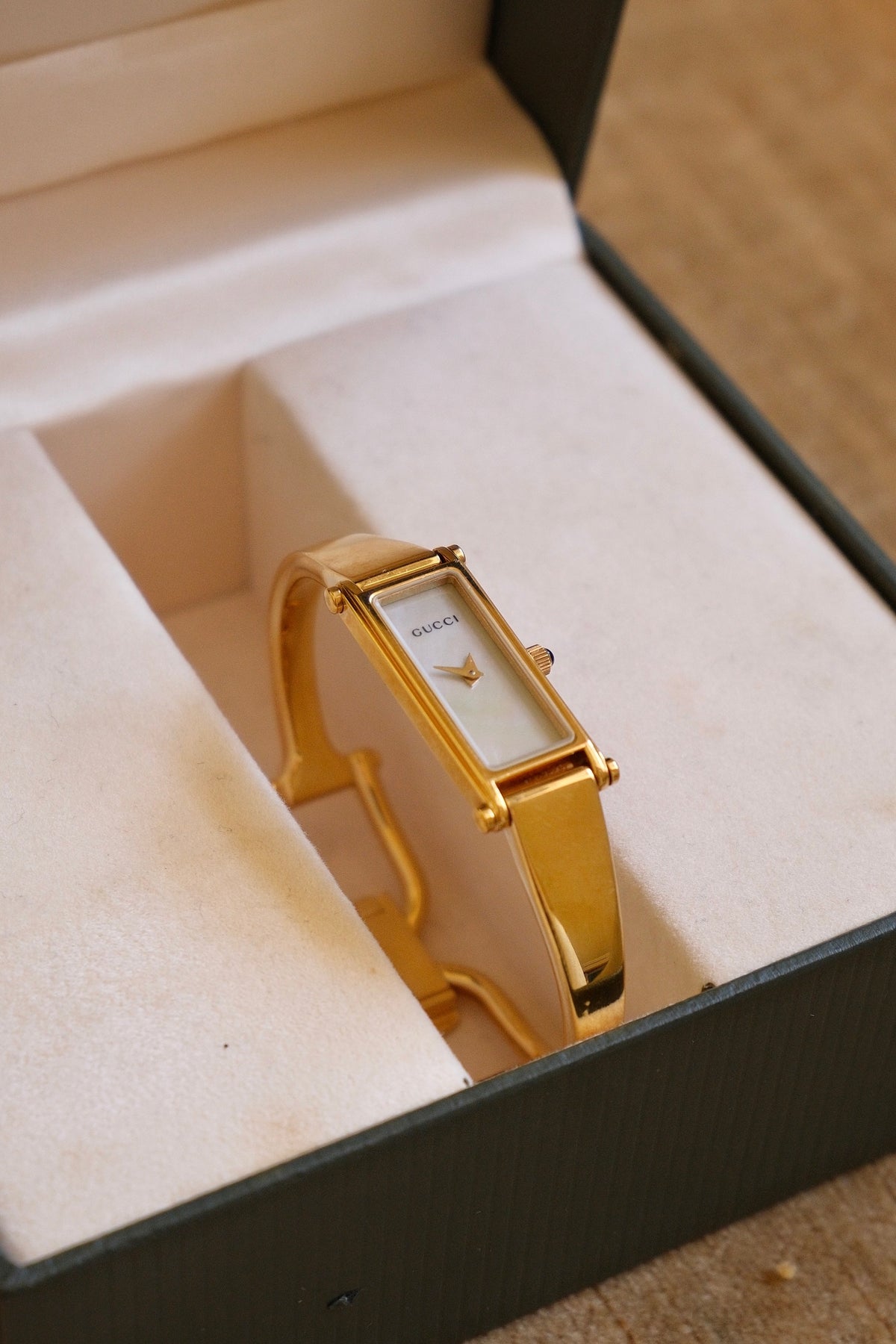 Vintage Gucci 1500L Gold Bangle Watch with Mother of Pearl Dial, 90s Quartz Working in Box