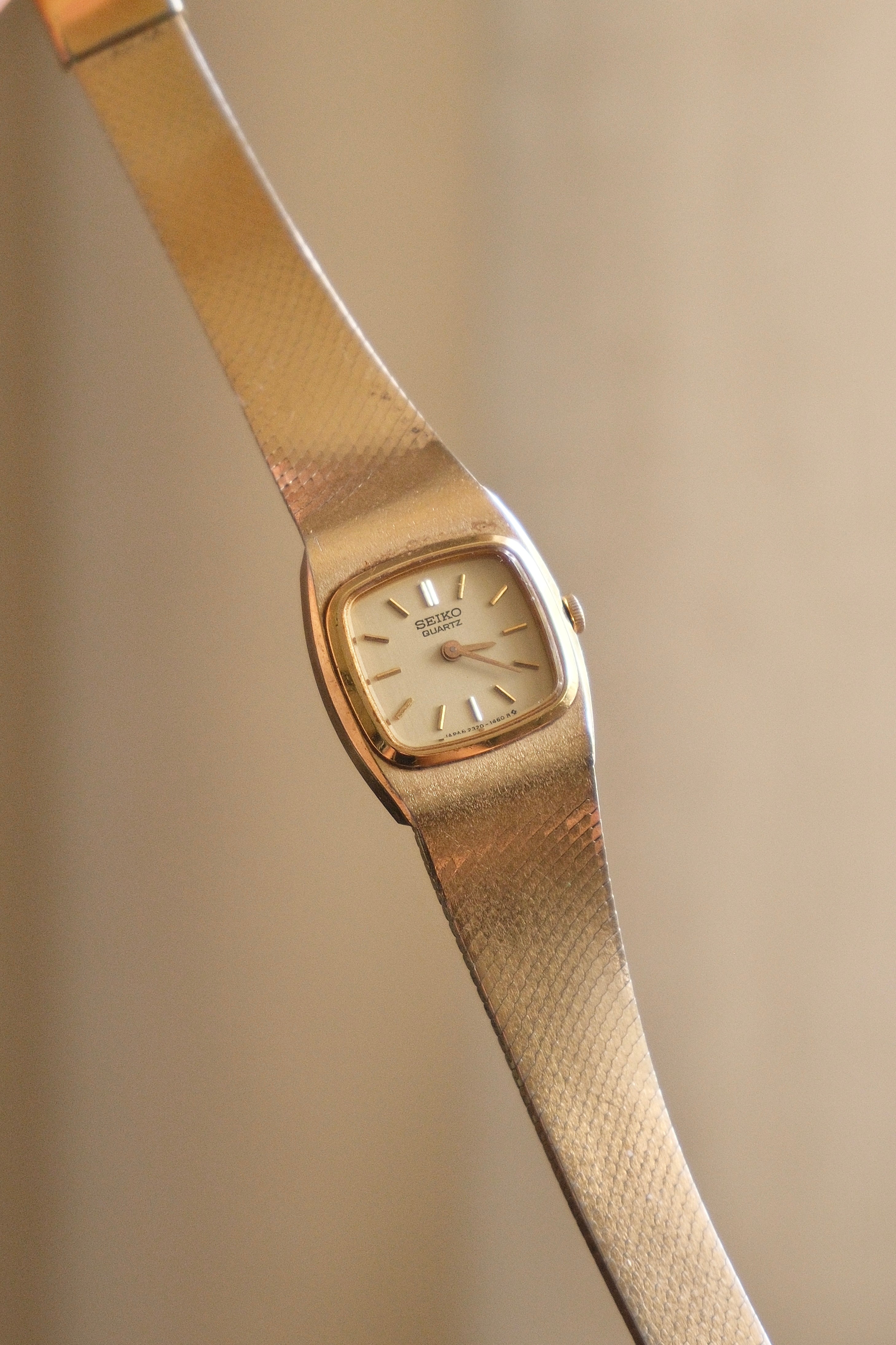 90s Vintage Seiko Dainty Gold Watch on a Pressed Mesh Bracelet Strap Working