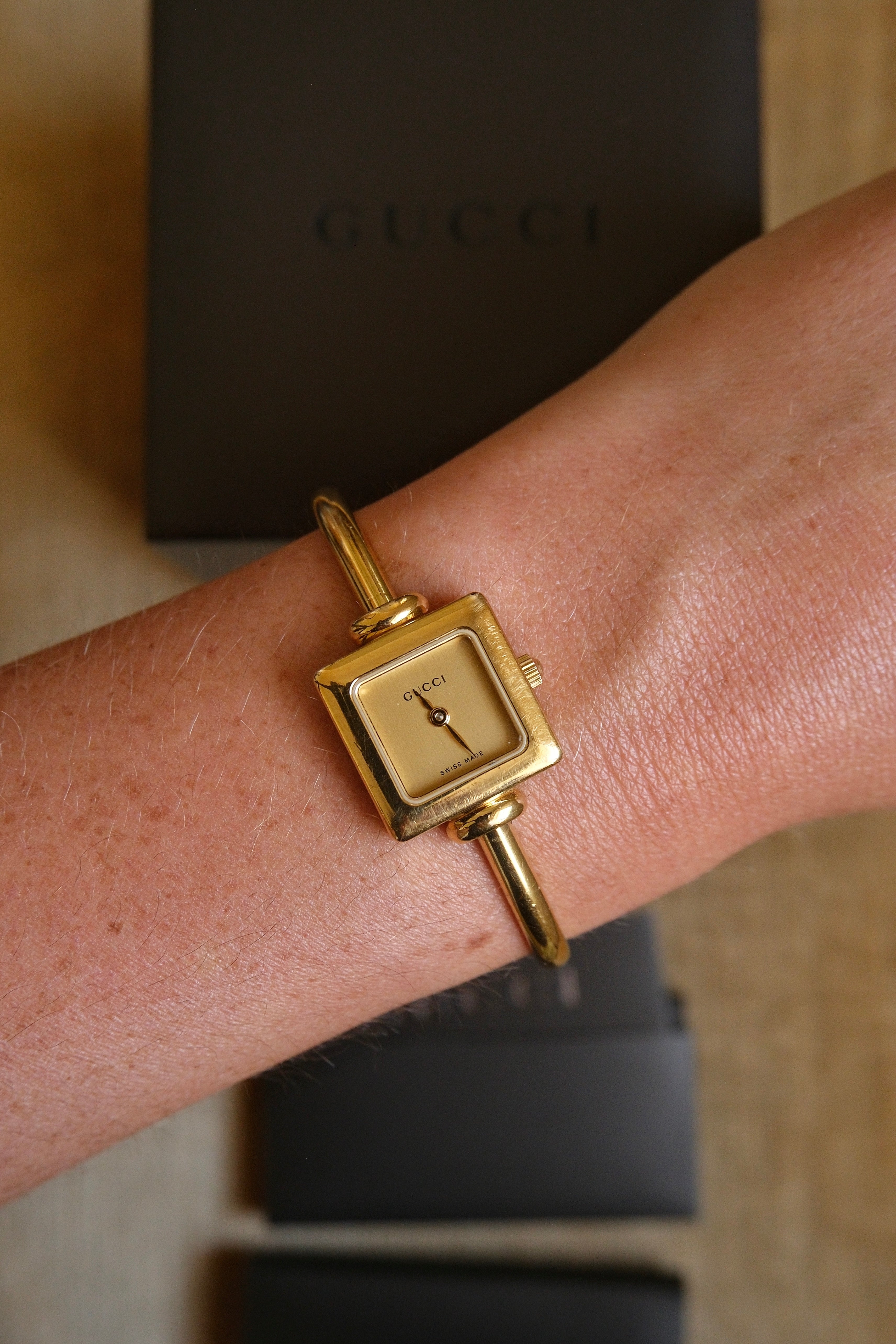 FULL SET Vintage 1900L Gold Gucci Ladies Watch with Champagne Dial in Box Working