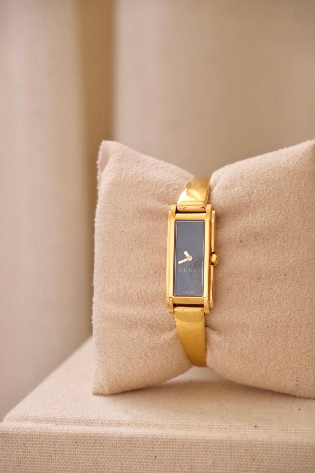 NEAR MINT 1990s Vintage Gold 1900L Gucci Black Dail Wrist Watch Ladies