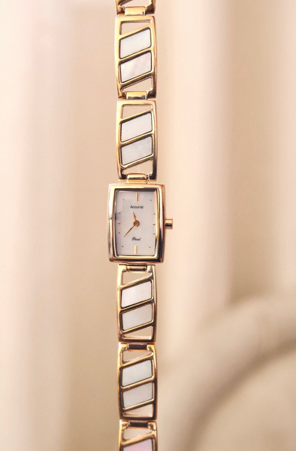 Vintage Ladies Mother of Pearl Gold Accurist Watch Working