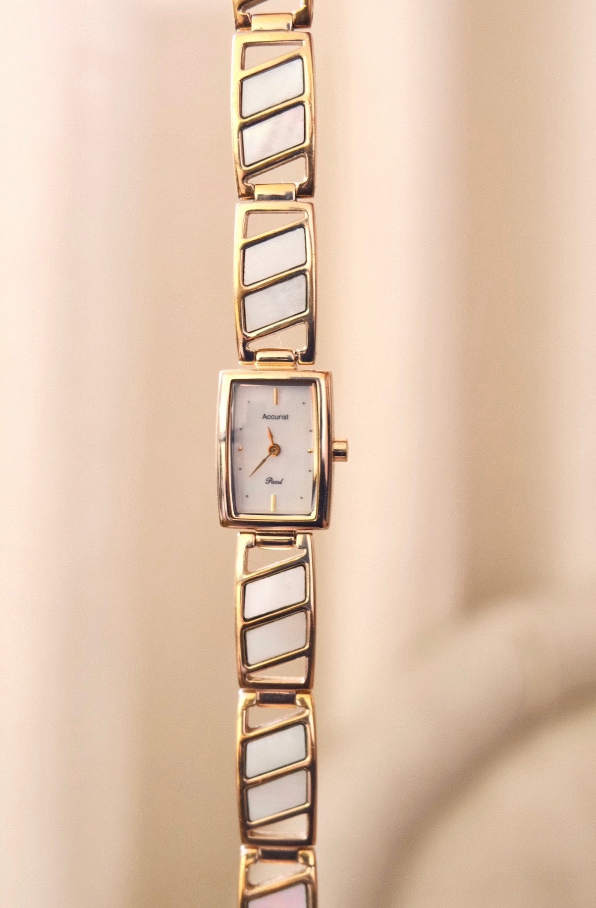 Vintage Ladies Mother of Pearl Gold Accurist Watch Working