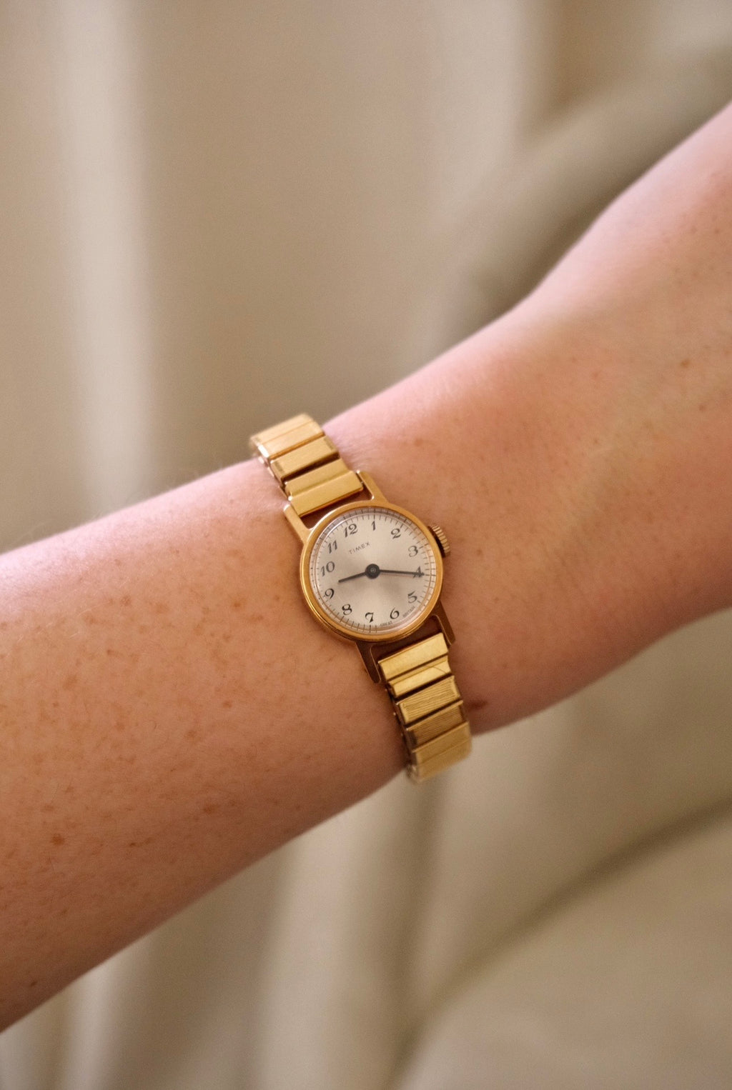 Vintage Timex Mechanical Ladies Gold Watch on a Stretch Watch Band Working