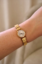 Vintage Timex Mechanical Ladies Gold Watch on a Stretch Watch Band Working