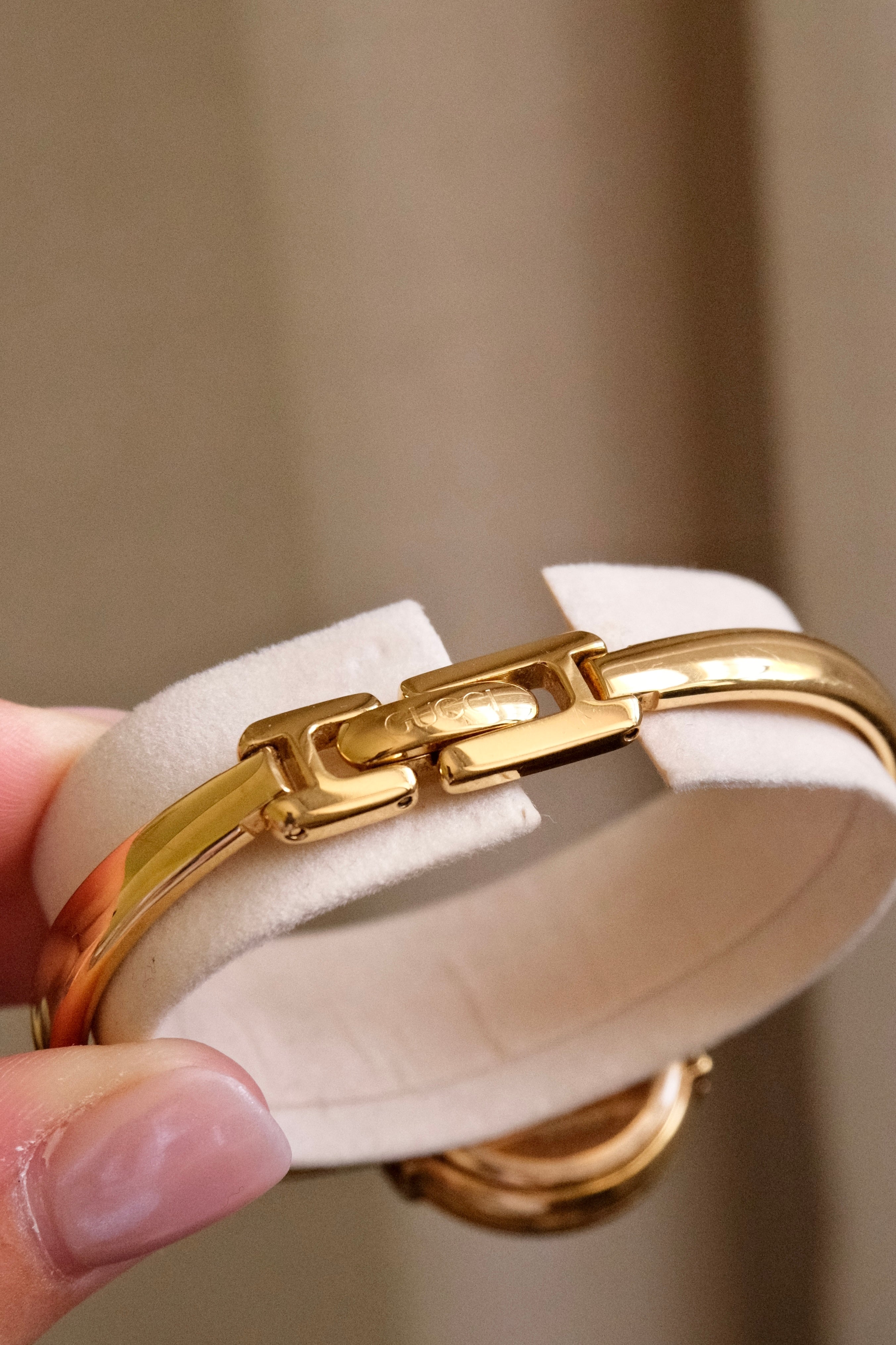 Vintage 1990s Gucci 1400L Gold Plated Ladies Watch with Original Box & Papers – Working Swiss Designer Bangle Watch