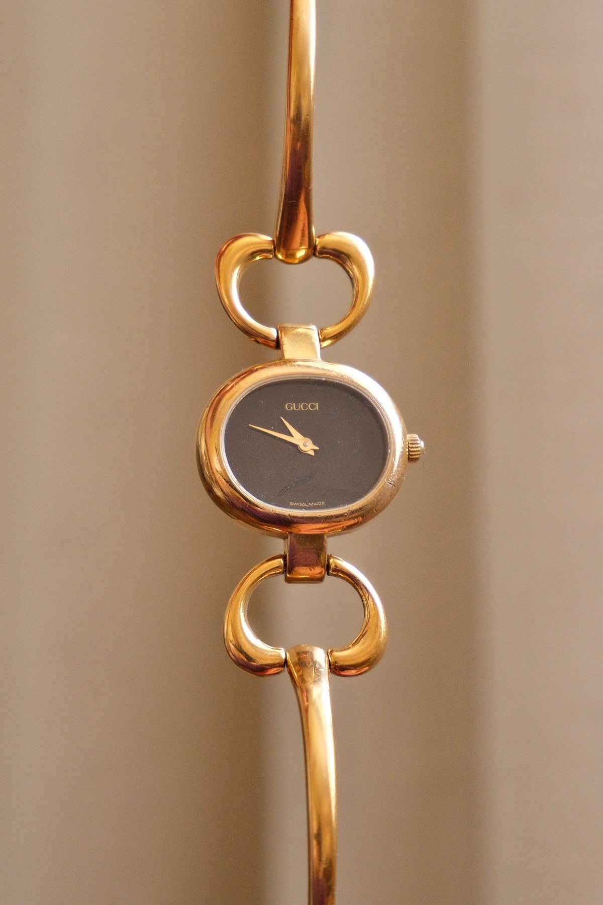 90s Vintage Ladies Gucci 1600 Horsebit Black Dial Bangle Style Watch