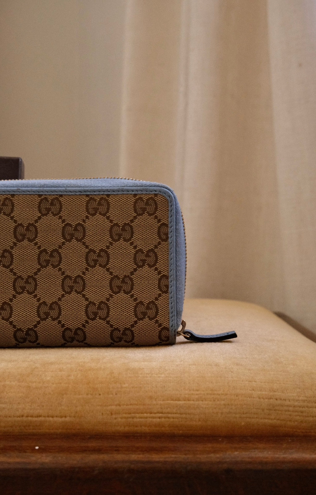 Gucci GG Supreme Zip Around Wallet, Blue Lining Classic Monogram Design in Box