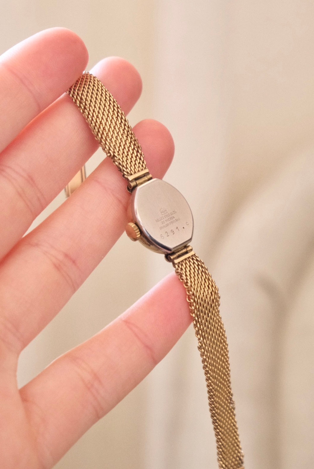 1950s AVIA Swiss Gold Mesh Mechanical Watch Petite Oval Vintage Watch Minimal Elegant Timepiece Collectible