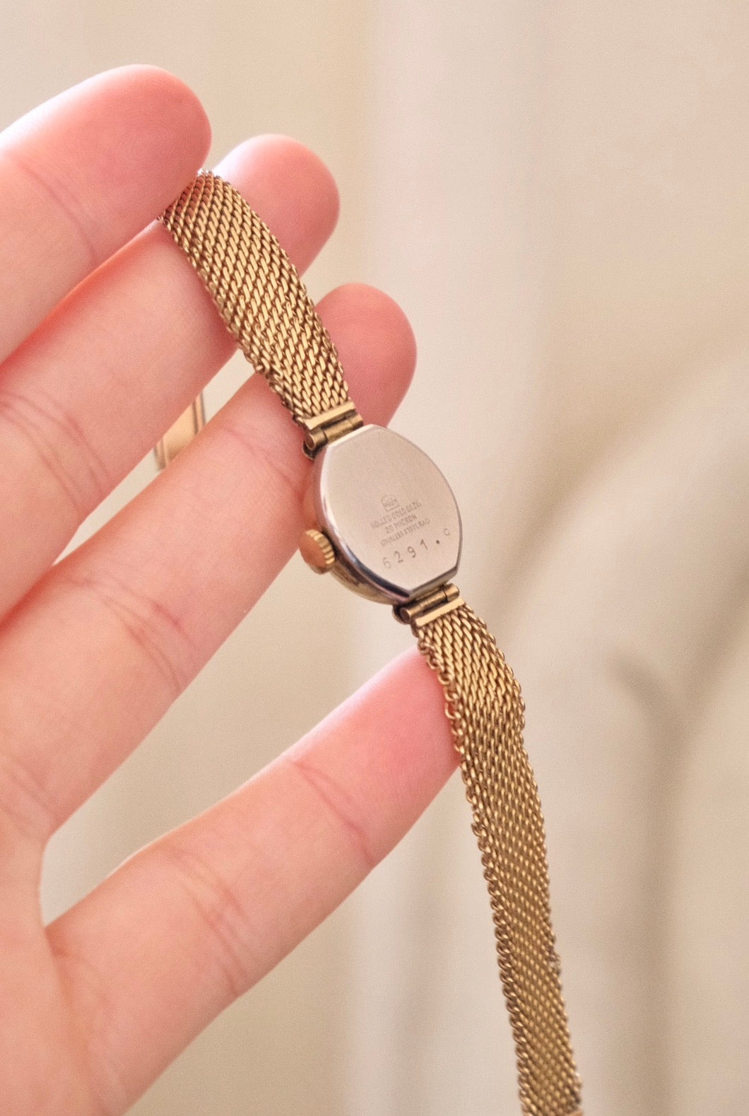 1950s AVIA Swiss Gold Mesh Mechanical Watch Petite Oval Vintage Watch Minimal Elegant Timepiece Collectible