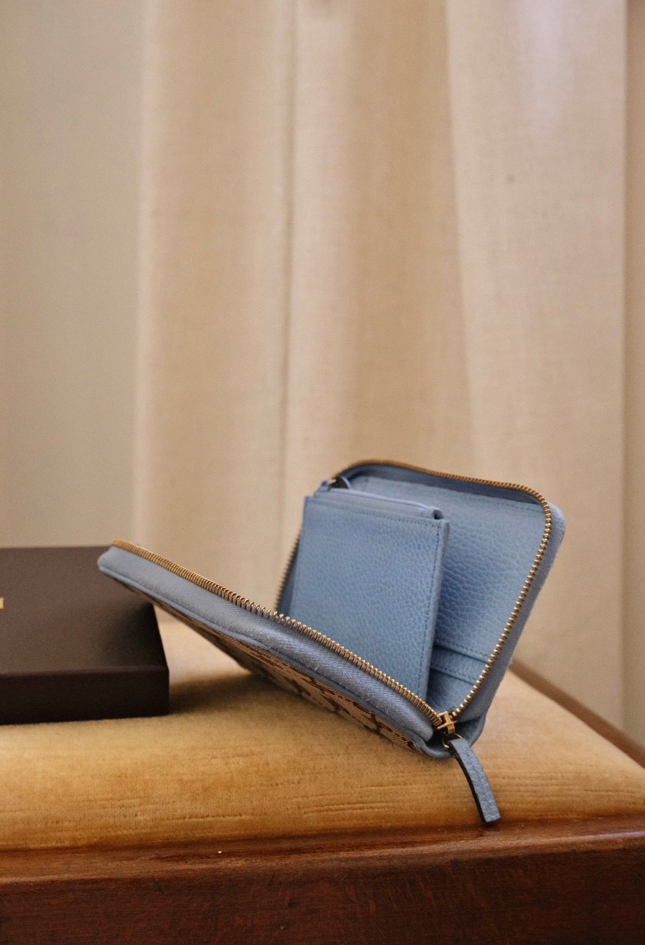Gucci GG Supreme Zip Around Wallet, Blue Lining Classic Monogram Design in Box
