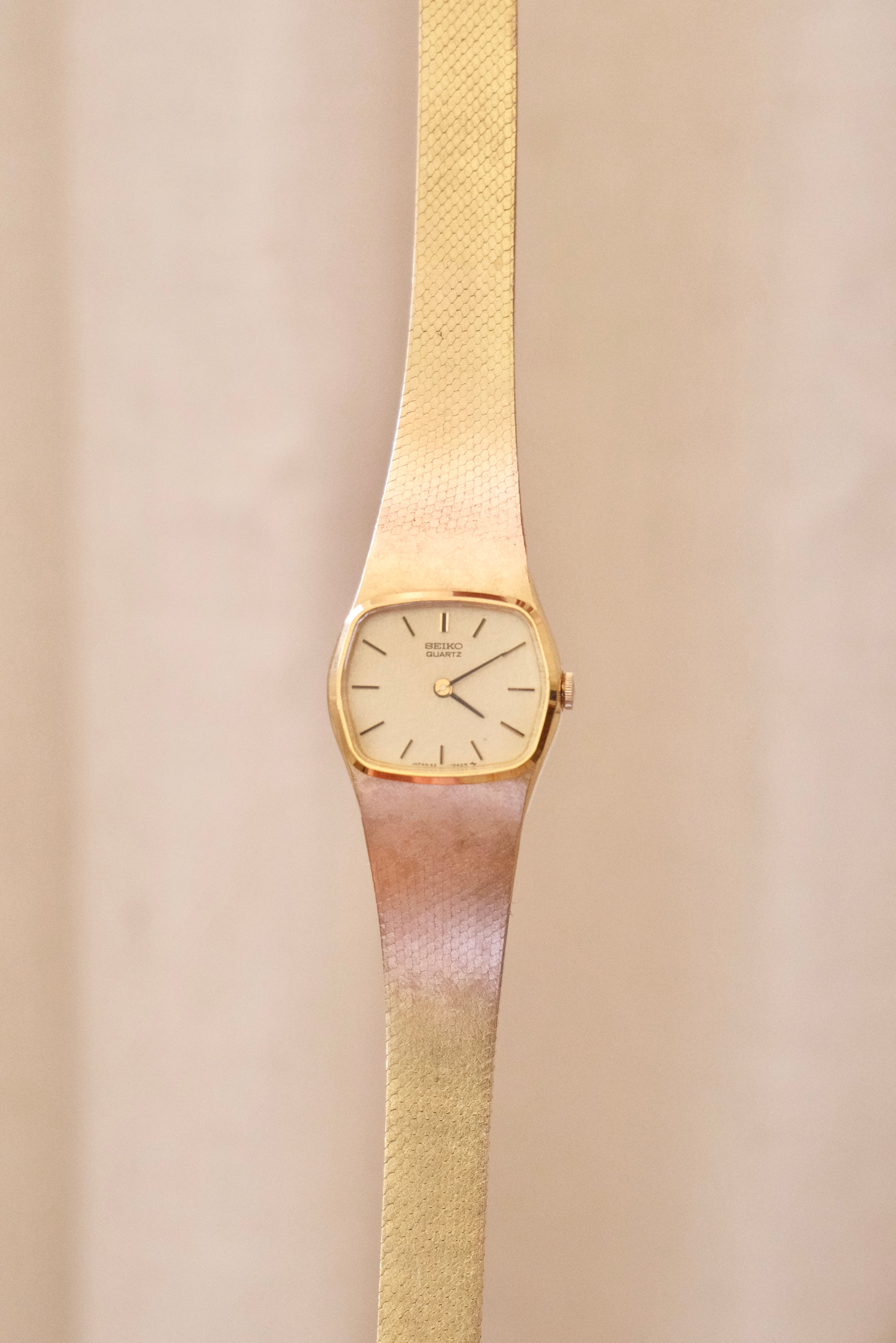 Vintage 90s Gold Ladies Seiko Watch with Textured Bracelet Strap Working