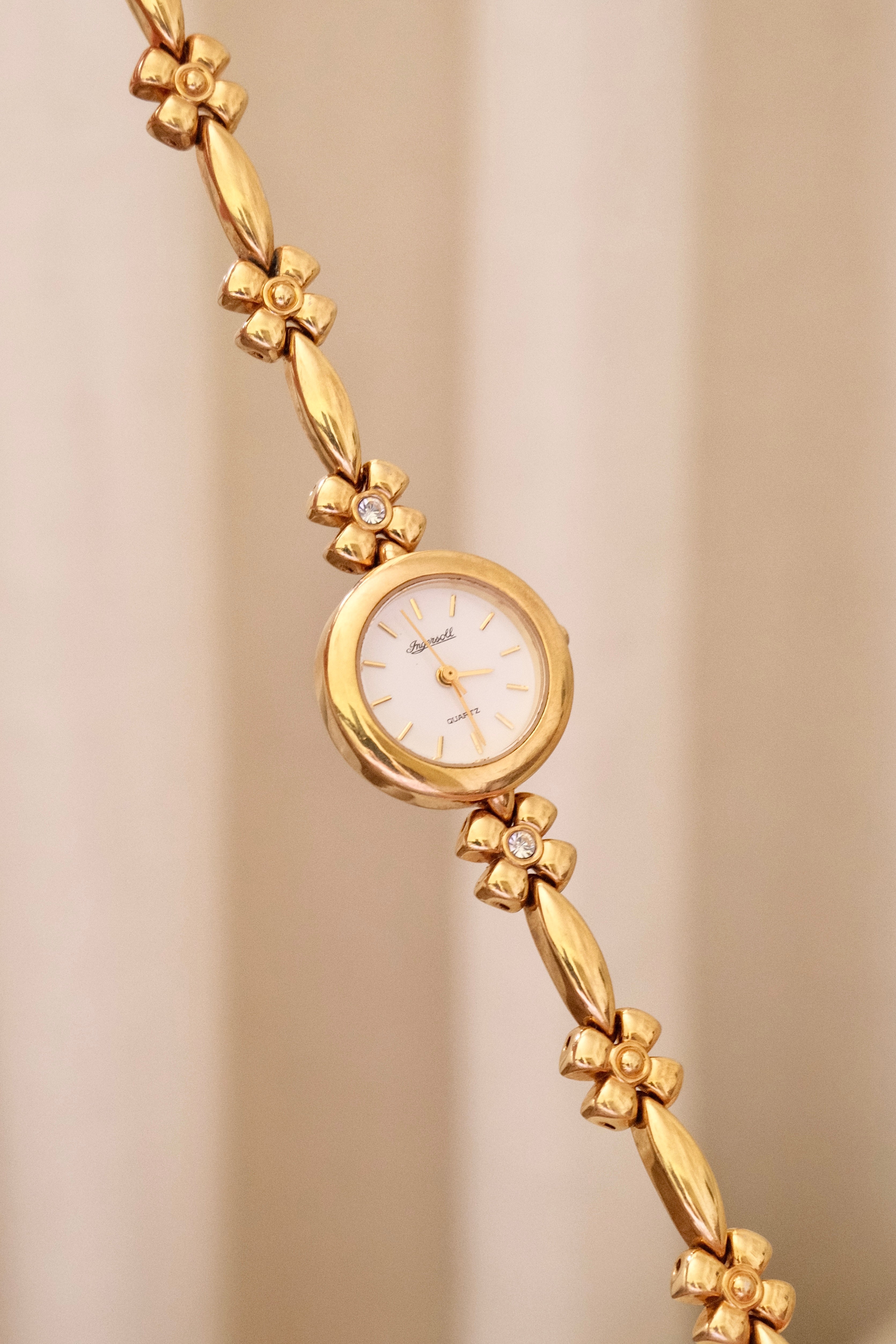 Vintage Pretty Ingersoll Flower Gold Tone Watch Working Ladies Floral Bracelet Watch