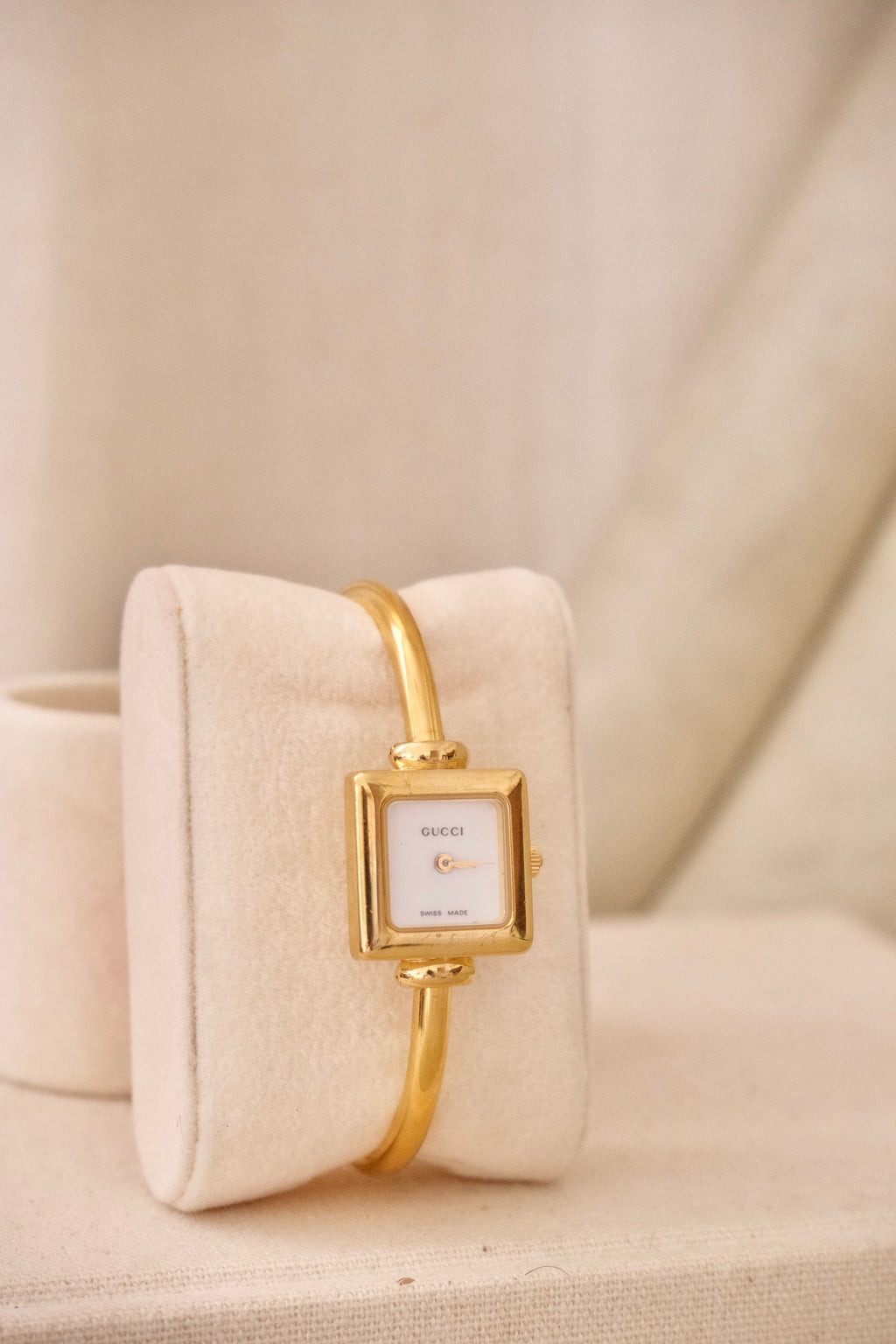 Rare Vintage Ladies 1900L Gold Bangle Gucci Watch