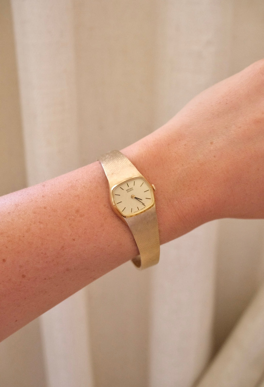 Vintage 90s Gold Ladies Seiko Watch with Textured Bracelet Strap Working