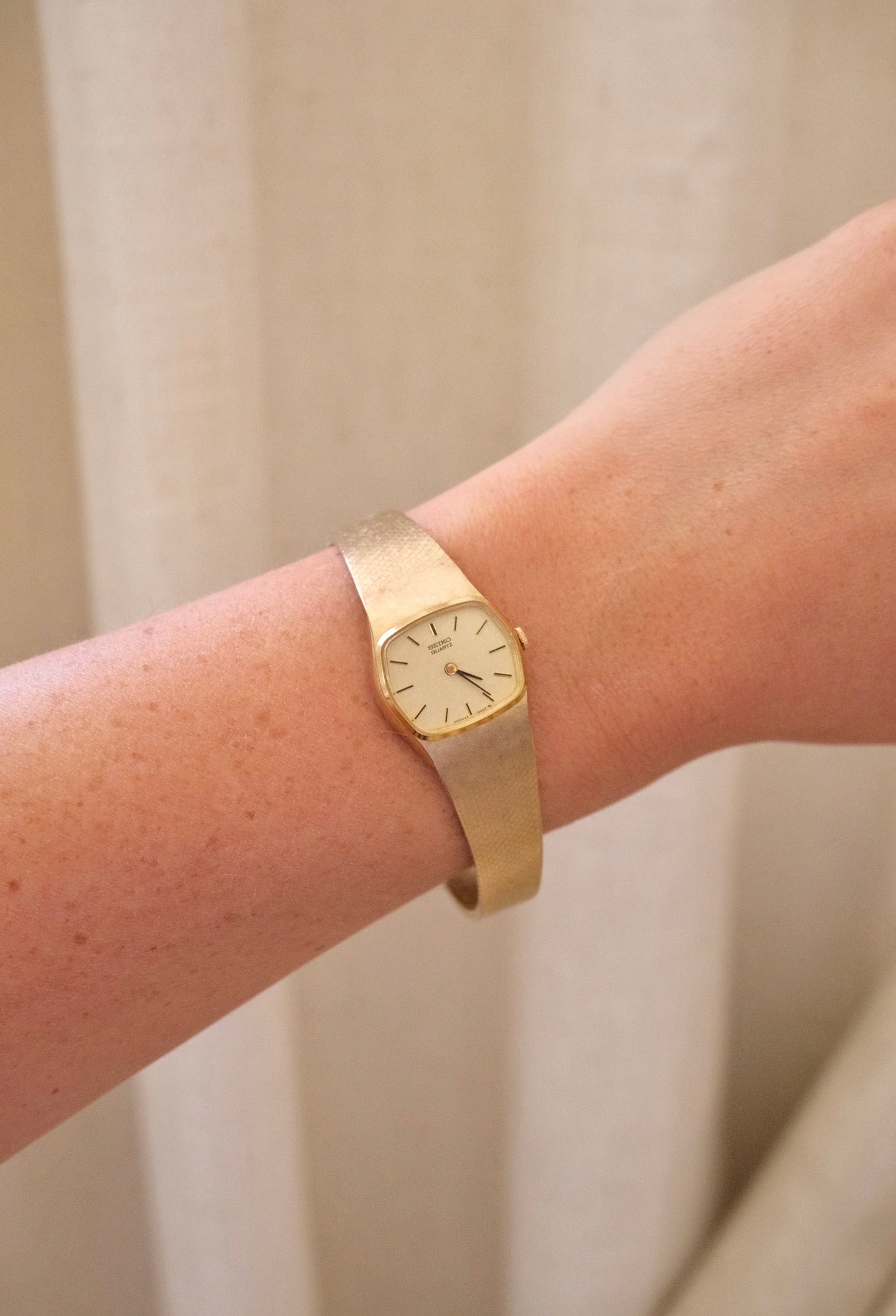 Vintage 90s Gold Ladies Seiko Watch with Textured Bracelet Strap Working
