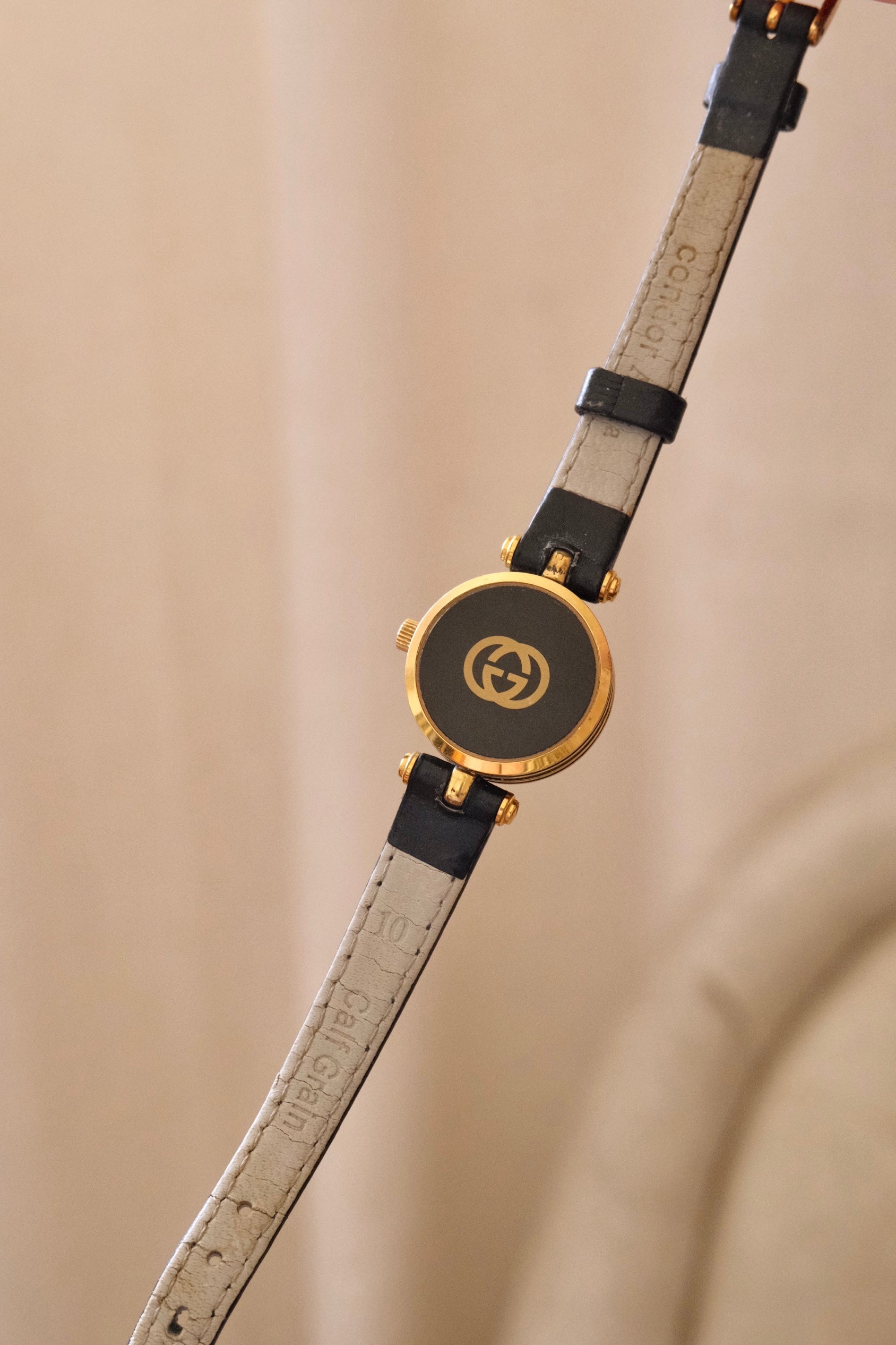 1990s Women’s Vintage 2000L Gucci Gold Leather Wristwatch with Box & Papers Working