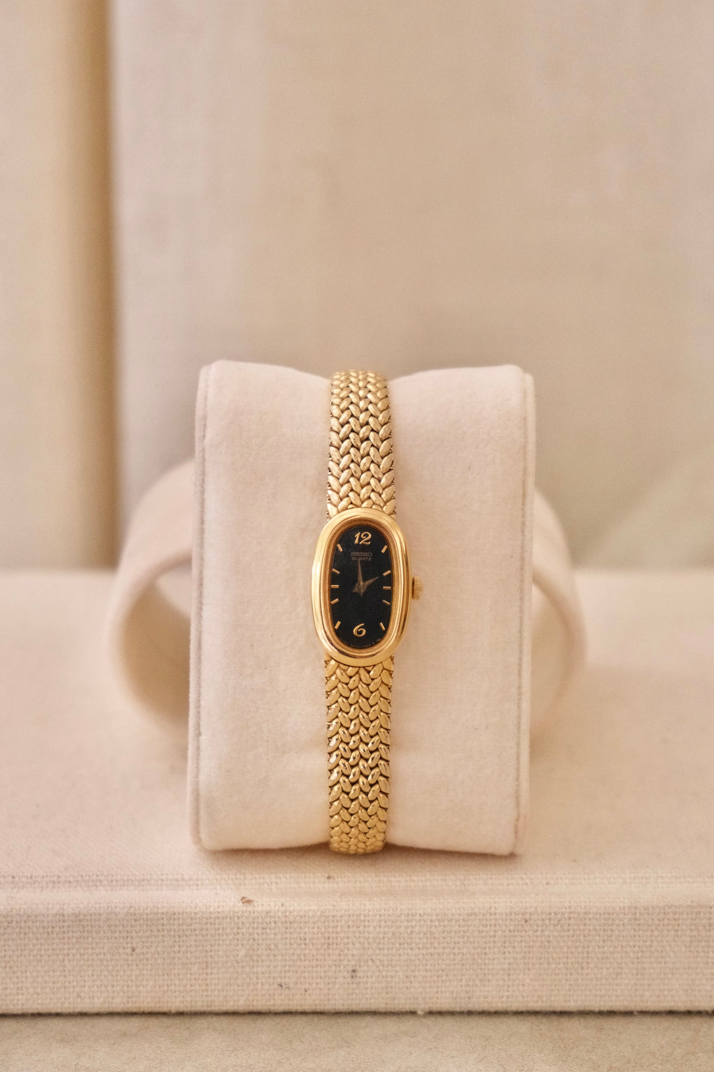 Vintage 1980s/1990s Ladies Gold Seiko Watch – Black Dial – Dainty Bracelet Watch