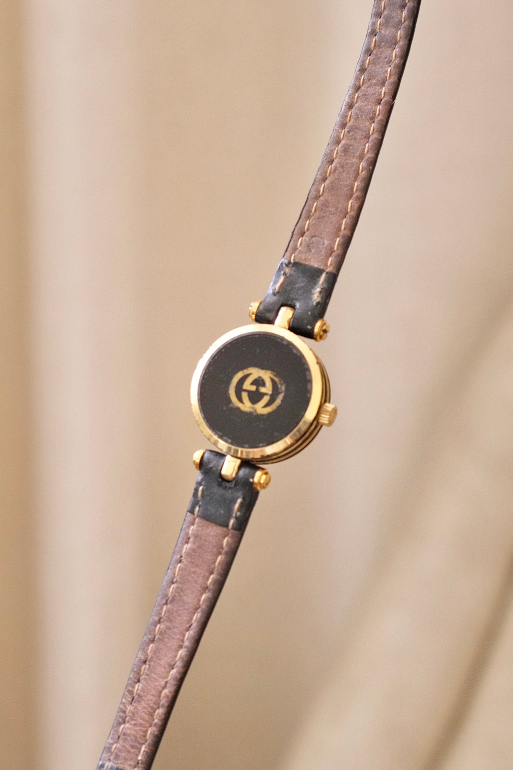 1990s Ladies Vintage 2000L Gucci Gold Leather Wristwatch Working