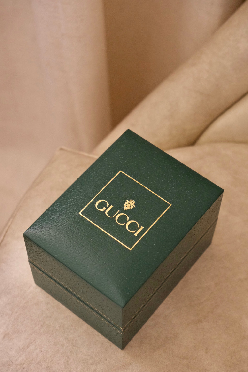 Vintage Ladies 1500L Gold Gucci Horsebit Watch with Black Dial in Box