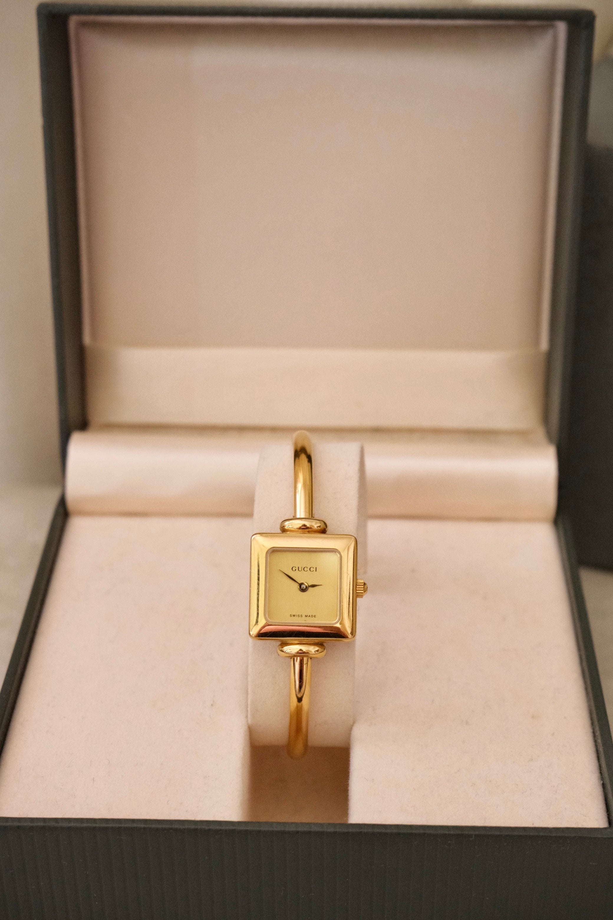 Rare Vintage Ladies 1900L Gold Bangle Gucci Watch In Box