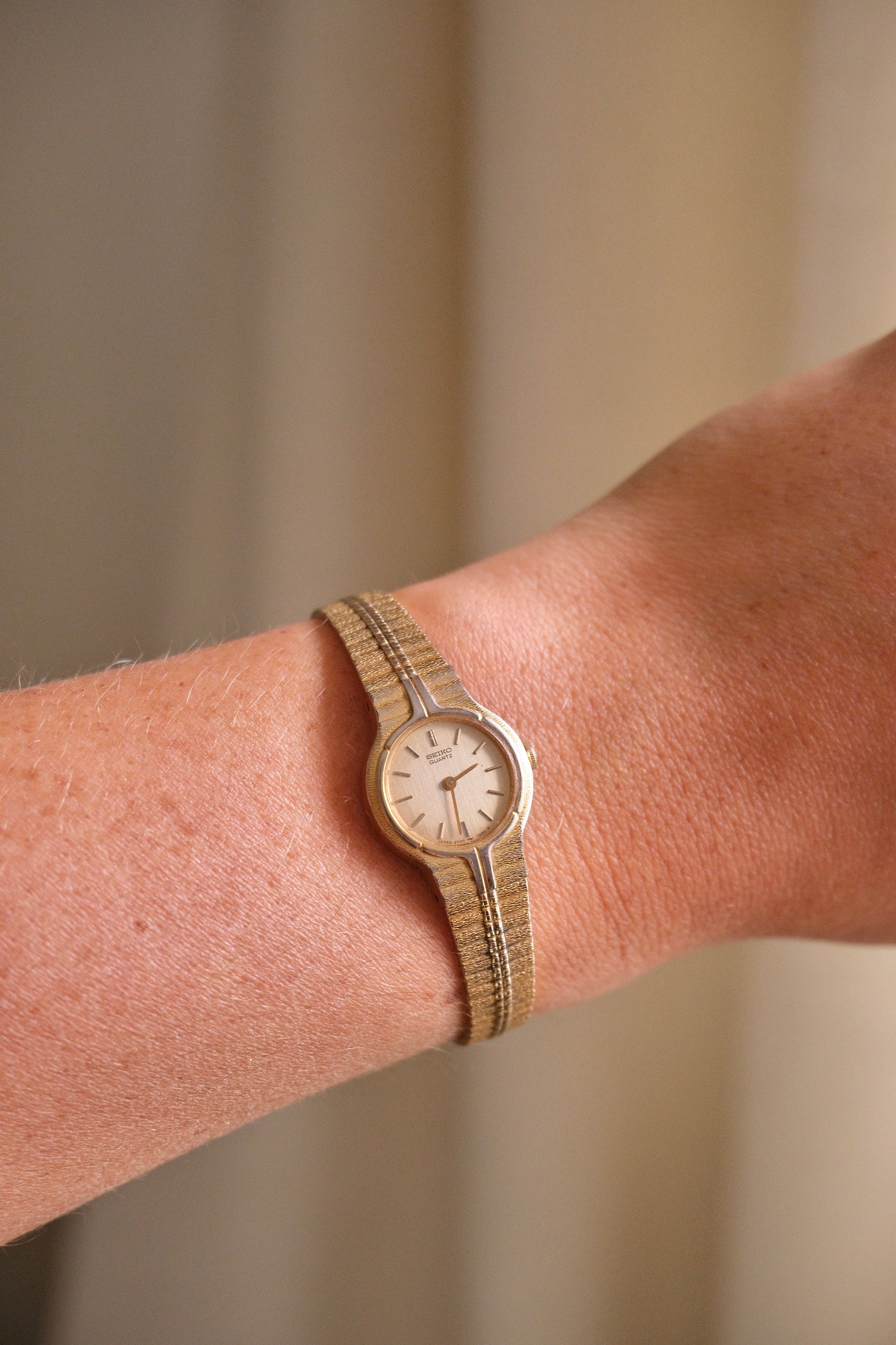 Vintage 1980s Ladies Seiko Quartz Watch Gold  Textured Bracelet Minimalist Dress Watch Working