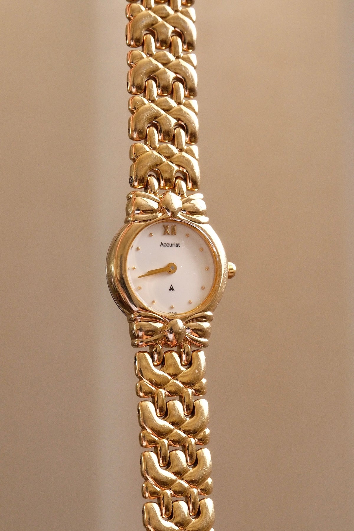 Vintage Ladies Accurist Gold Bow Style Watch Working