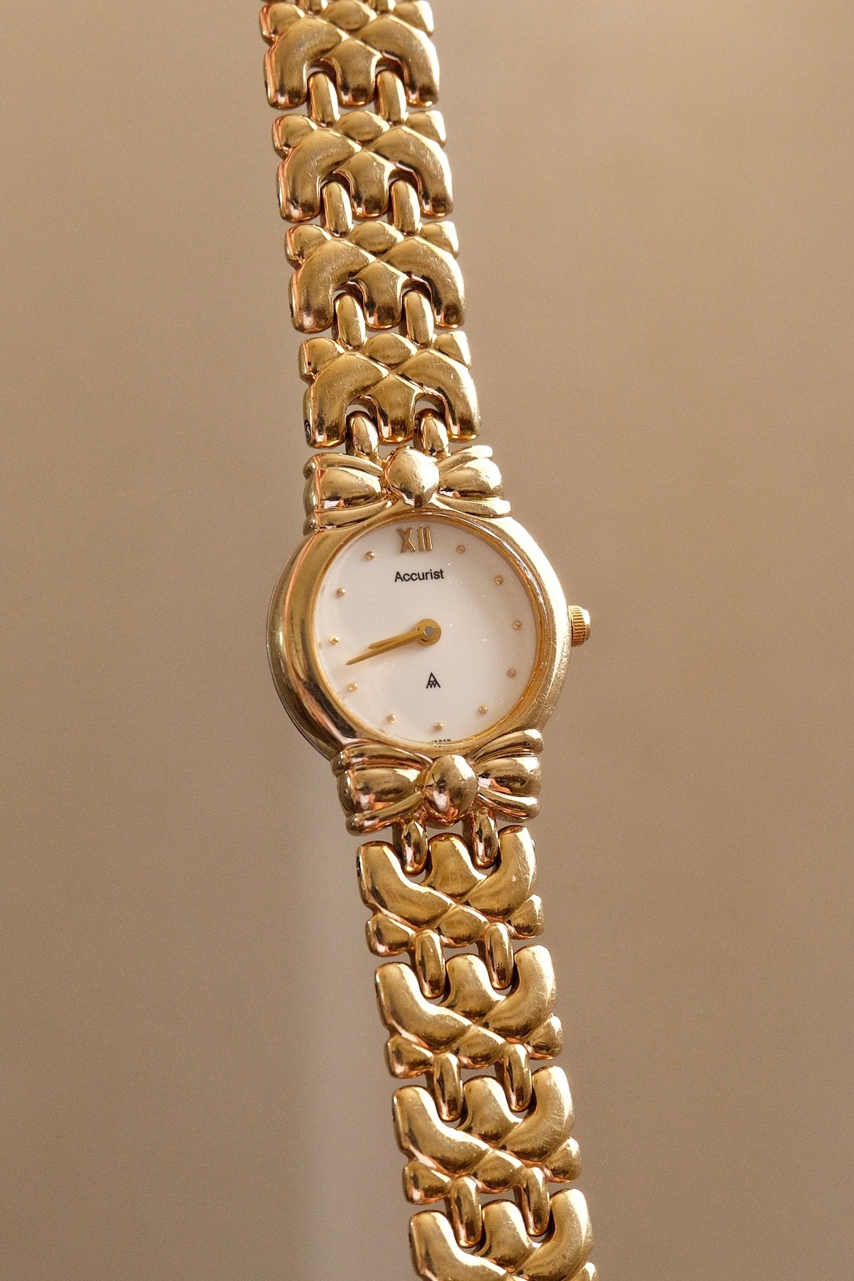 Vintage Ladies Accurist Gold Bow Style Watch Working
