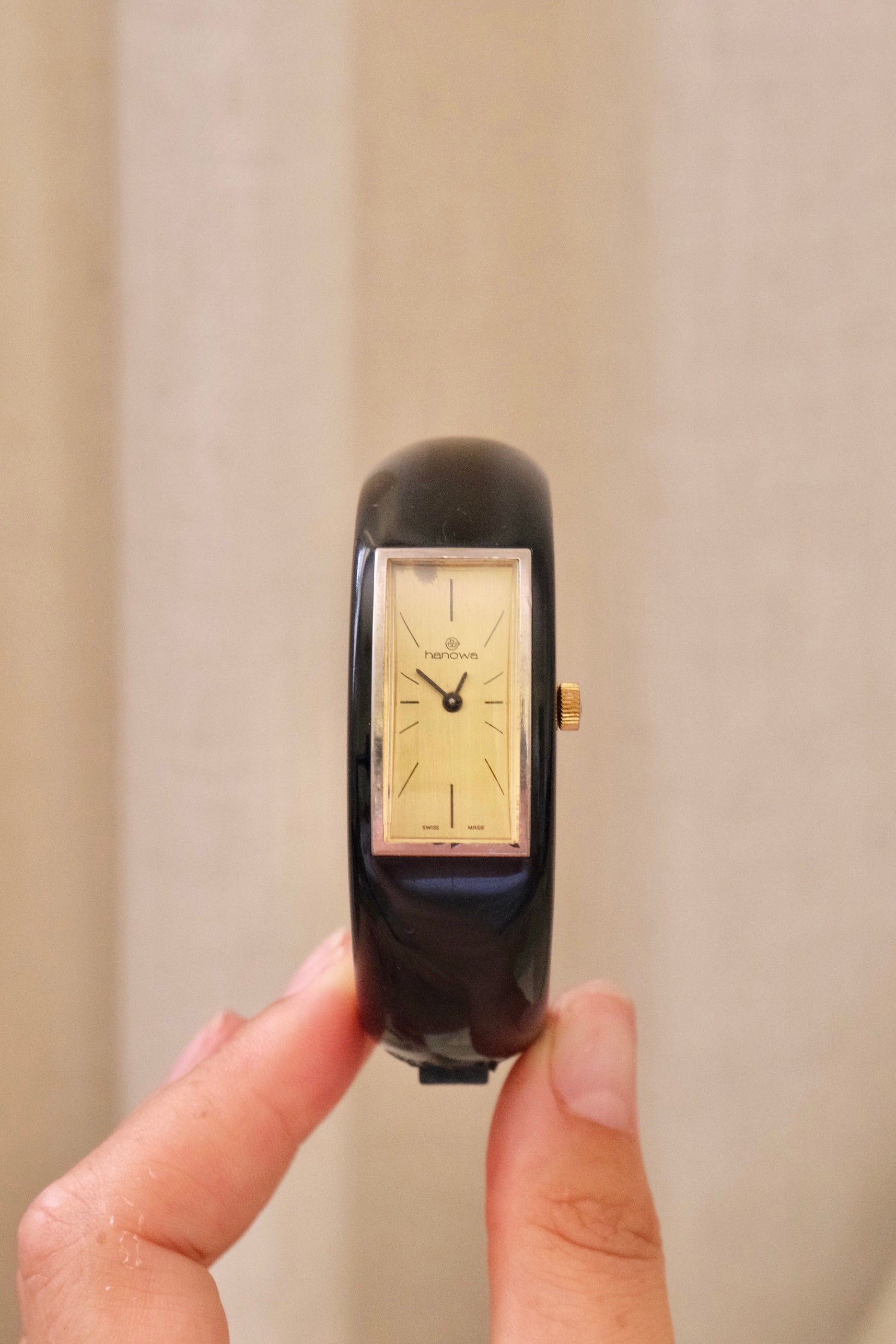 Rare 1970s Hanowa Mage Swiss-made ladies bangle watch featuring a rectangular gold-tone dial Manual Wind