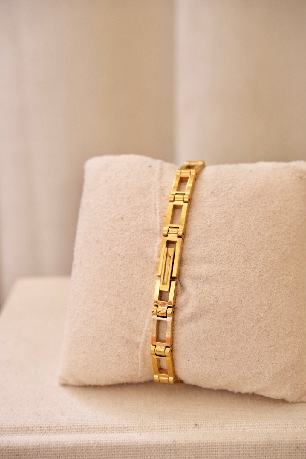 Vintage Gucci 3900l ladies gold plated wristwatch