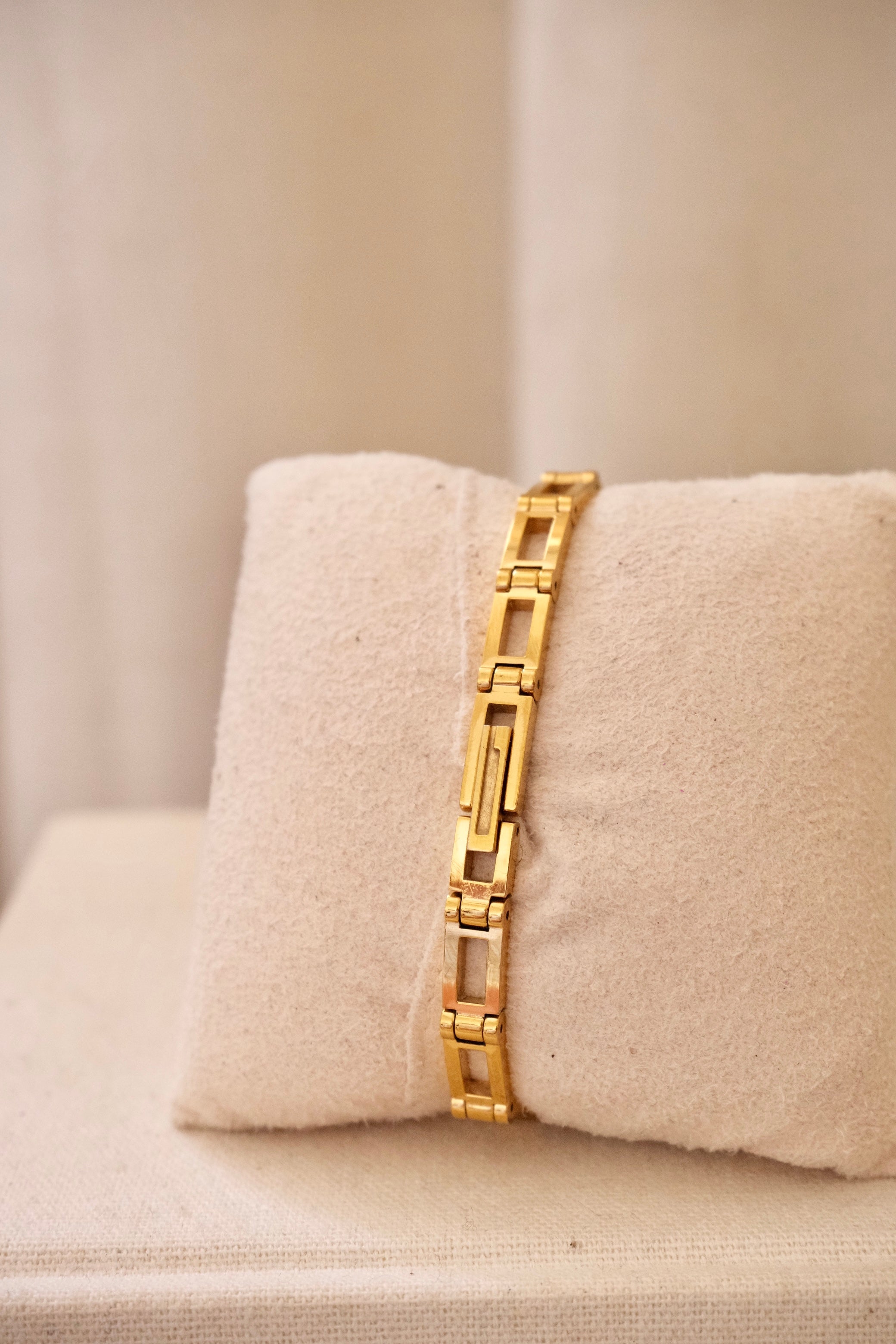 Vintage Gucci 3900l ladies gold plated wristwatch
