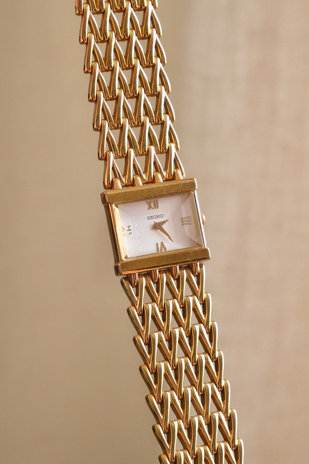 Vintage 90s Lasies SEIKO Gold Tone Tank Quartz Watch with White Dial & Raised Crystal Working