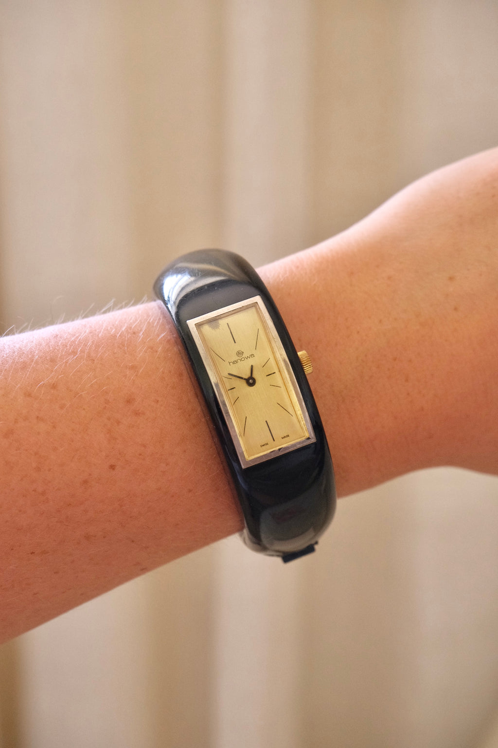 Rare 1970s Hanowa Mage Swiss-made ladies bangle watch featuring a rectangular gold-tone dial Manual Wind