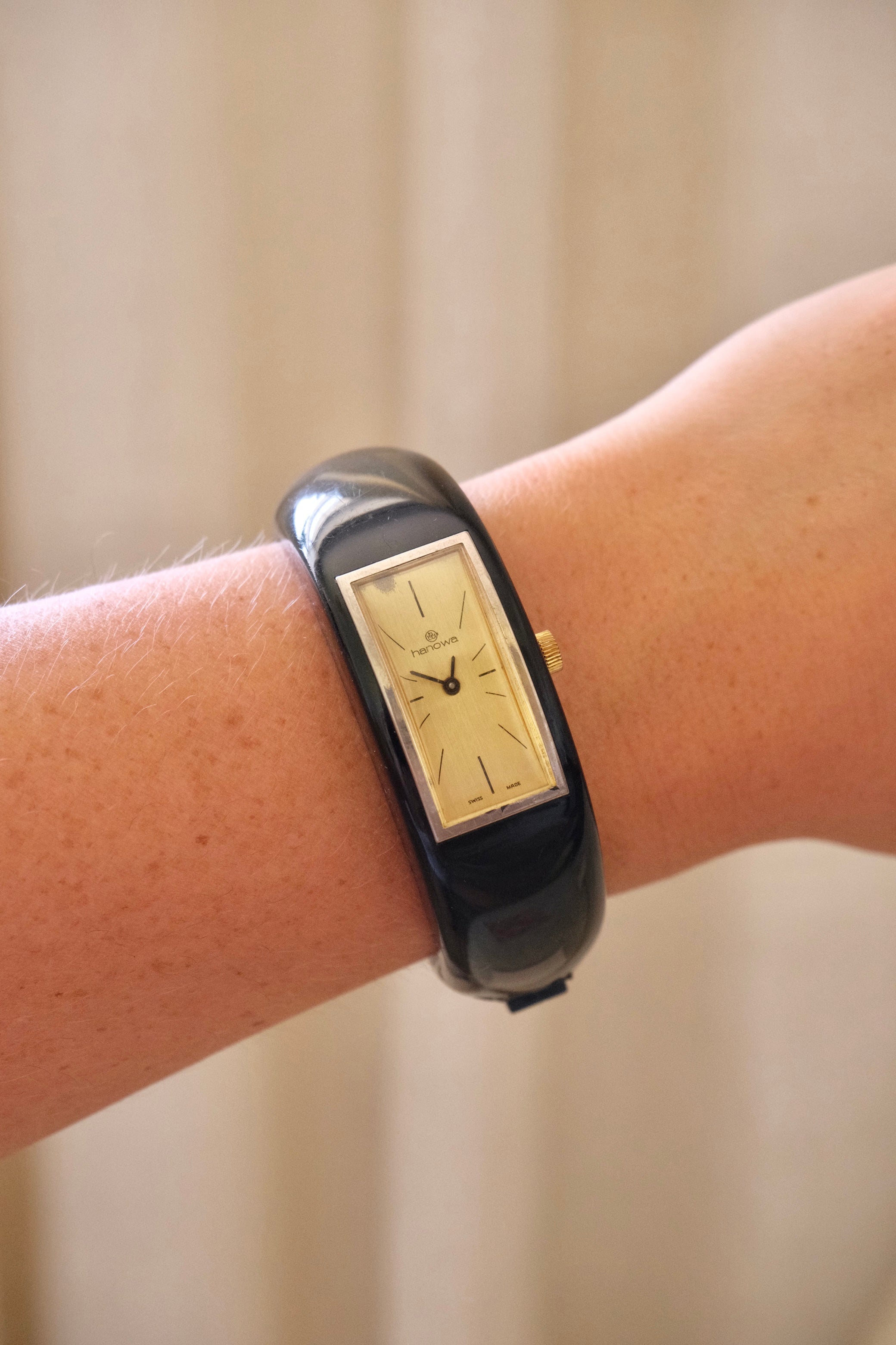 Rare 1970s Hanowa Mage Swiss-made ladies bangle watch featuring a rectangular gold-tone dial Manual Wind