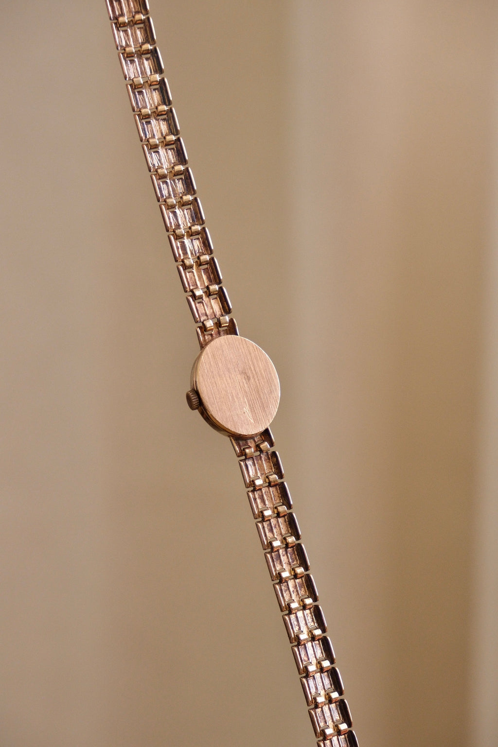 1980s Vintage 9ct Yellow Gold Sovereign quartz dress watch with an oval case and a textured link bracelet