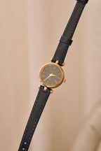 1990s Women’s Vintage 2000L Gucci Gold Leather Wristwatch with Box & Papers Working