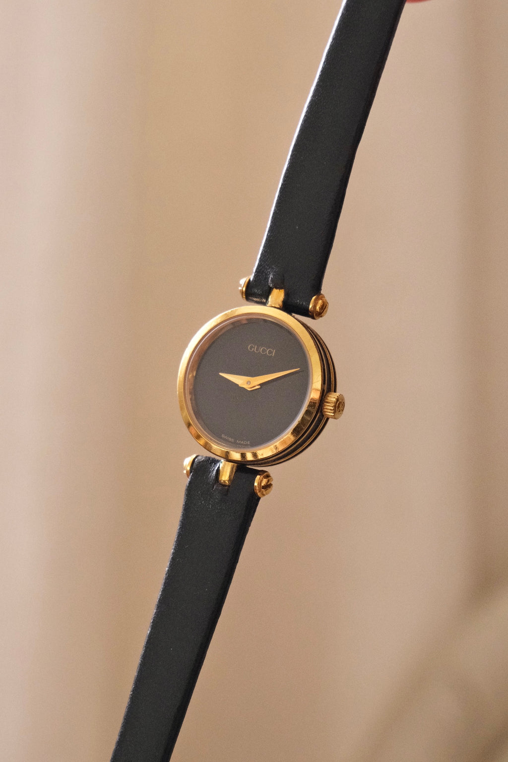 1990s Ladies Vintage 2000L Gucci Gold Leather Wristwatch Working