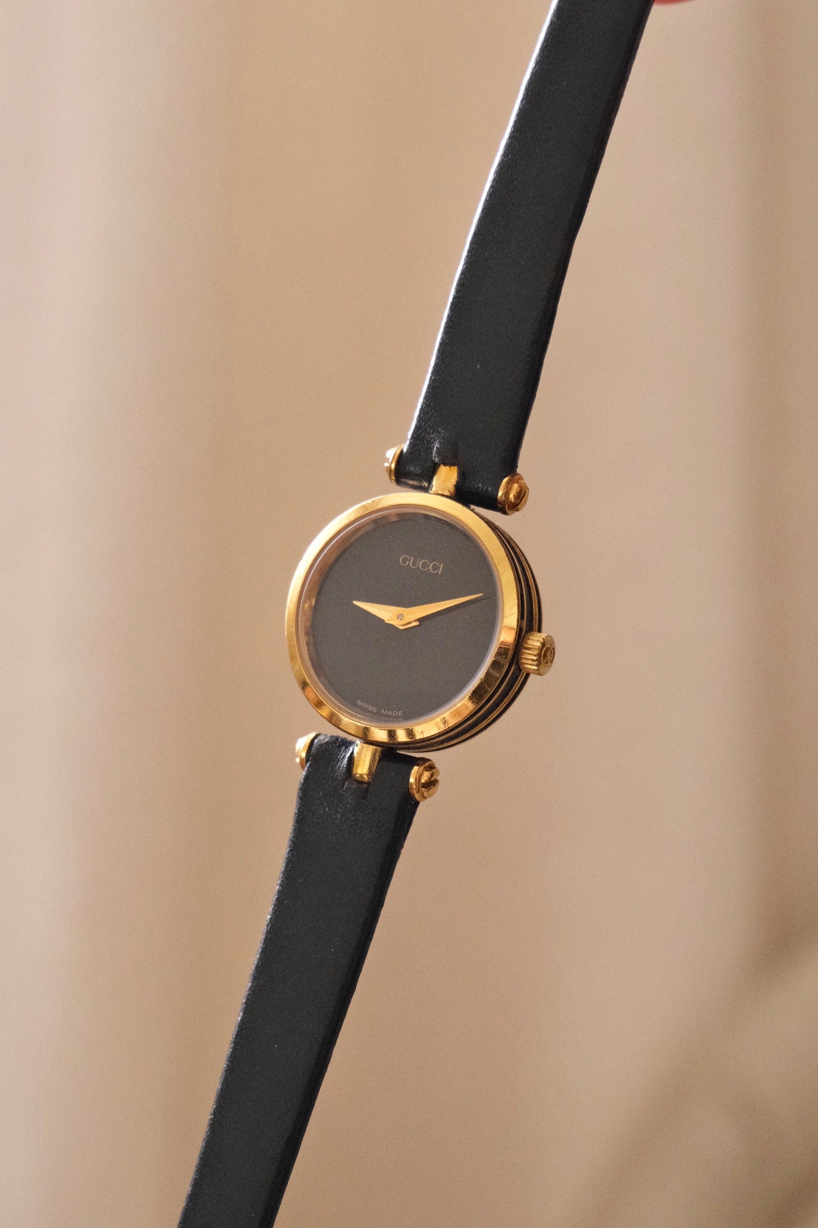 1990s Ladies Vintage 2000L Gucci Gold Leather Wristwatch Working