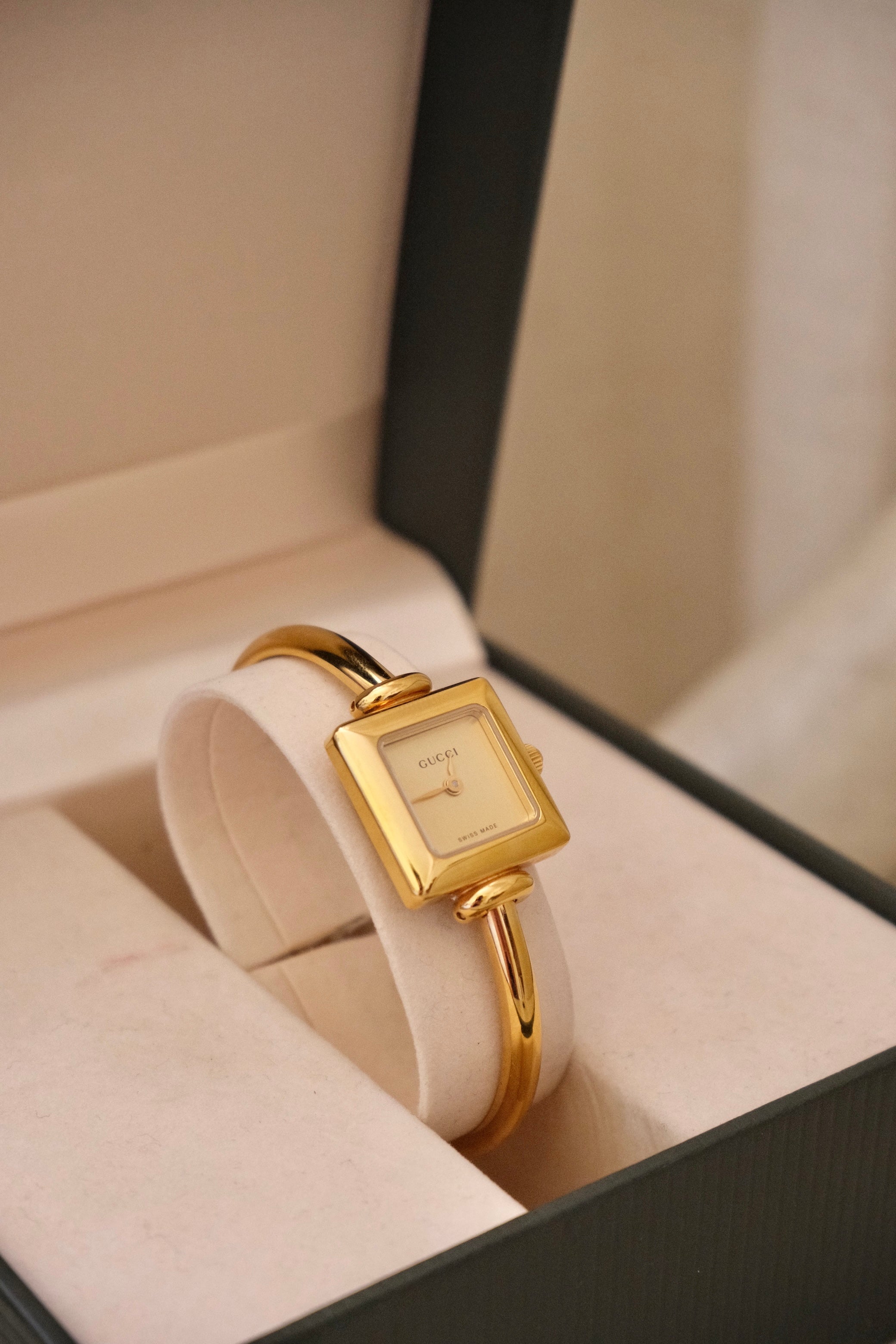 Near Mint Rare Vintage Ladies 1900L Gold Bangle Gucci Watch In Box
