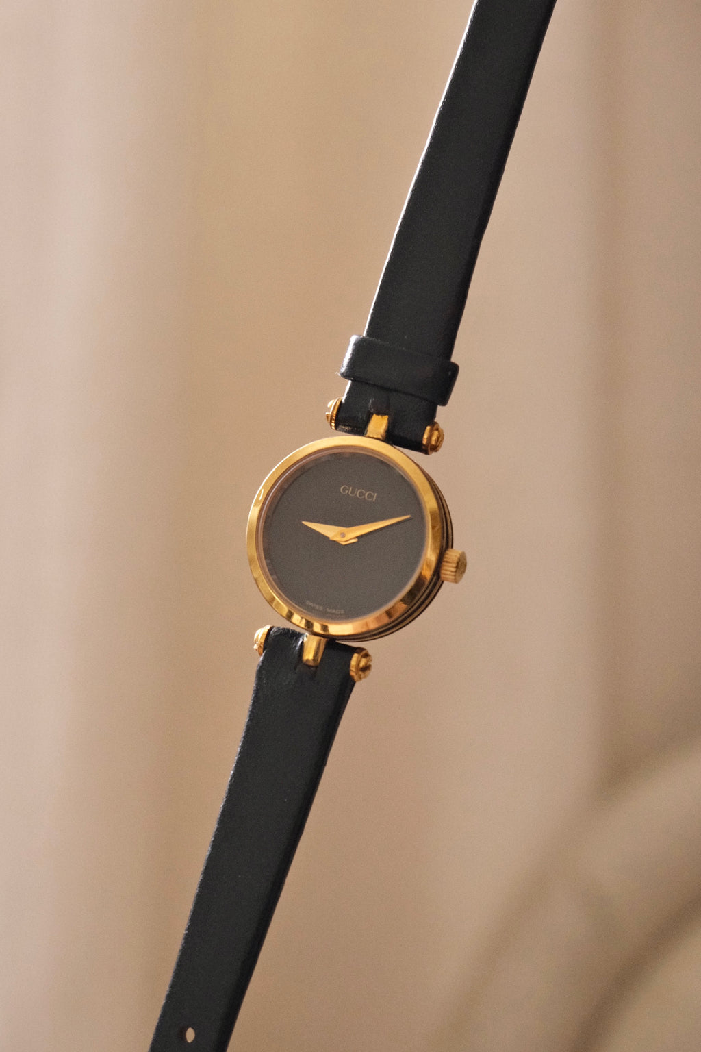 1990s Ladies Vintage 2000L Gucci Gold Leather Wristwatch Working
