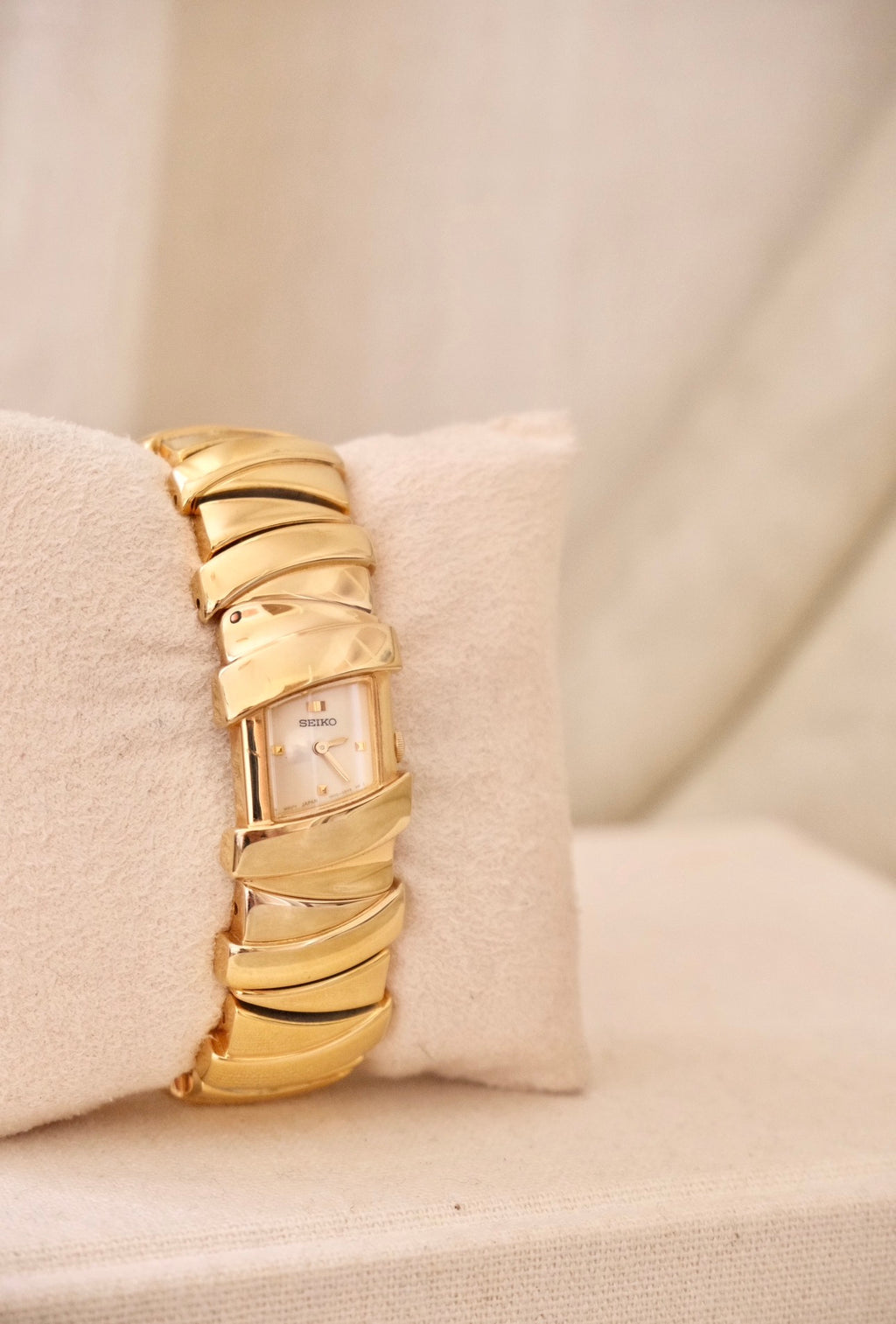 Vintage 90s ladies gold chunky seiko bangle watch working in box