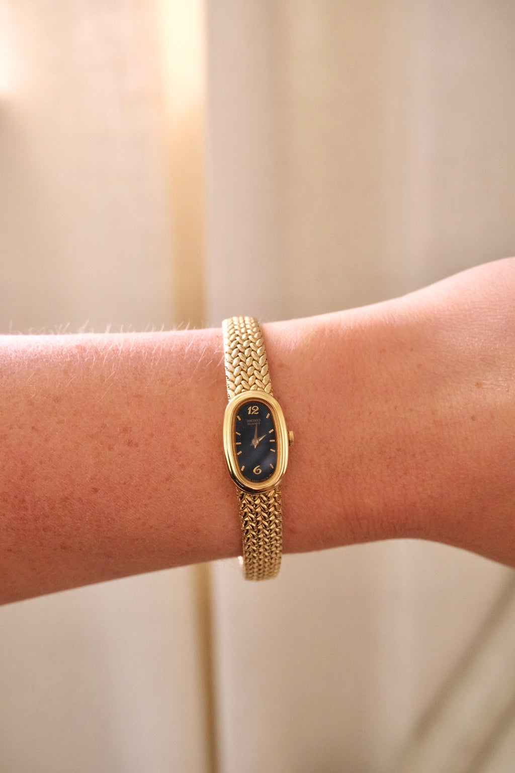 Vintage 1980s/1990s Ladies Gold Seiko Watch – Black Dial – Dainty Bracelet Watch